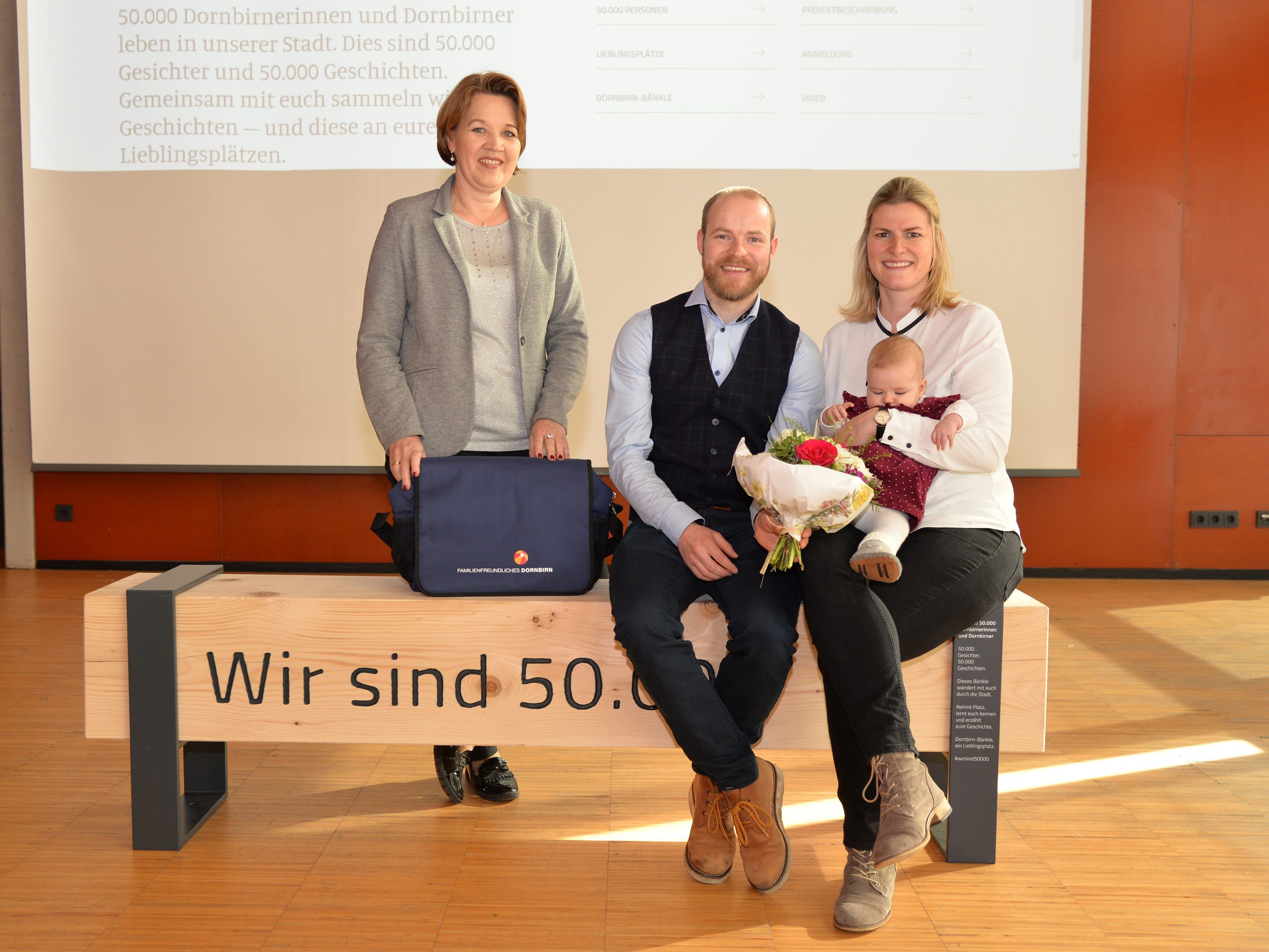 Die 50.000 sind erreicht! Bürgermeisterin Andrea Kaufmann hieß Laurin Schwarzmann und Theresa Brandl mit Erna-Maria in Dornbirn willkommen.