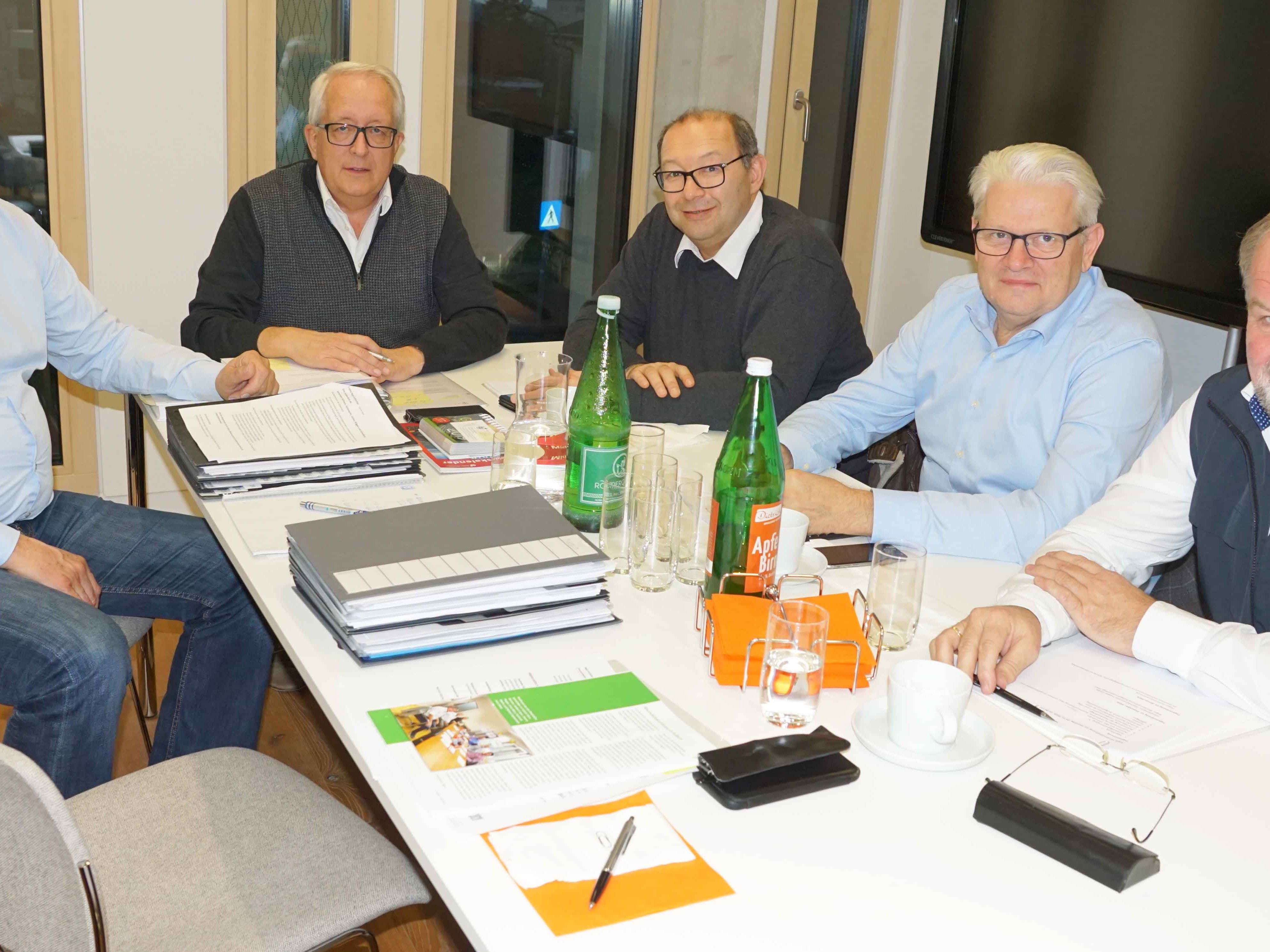 Die gewählten Vertreter der fünf Gemeinde bei ihren Beratungen