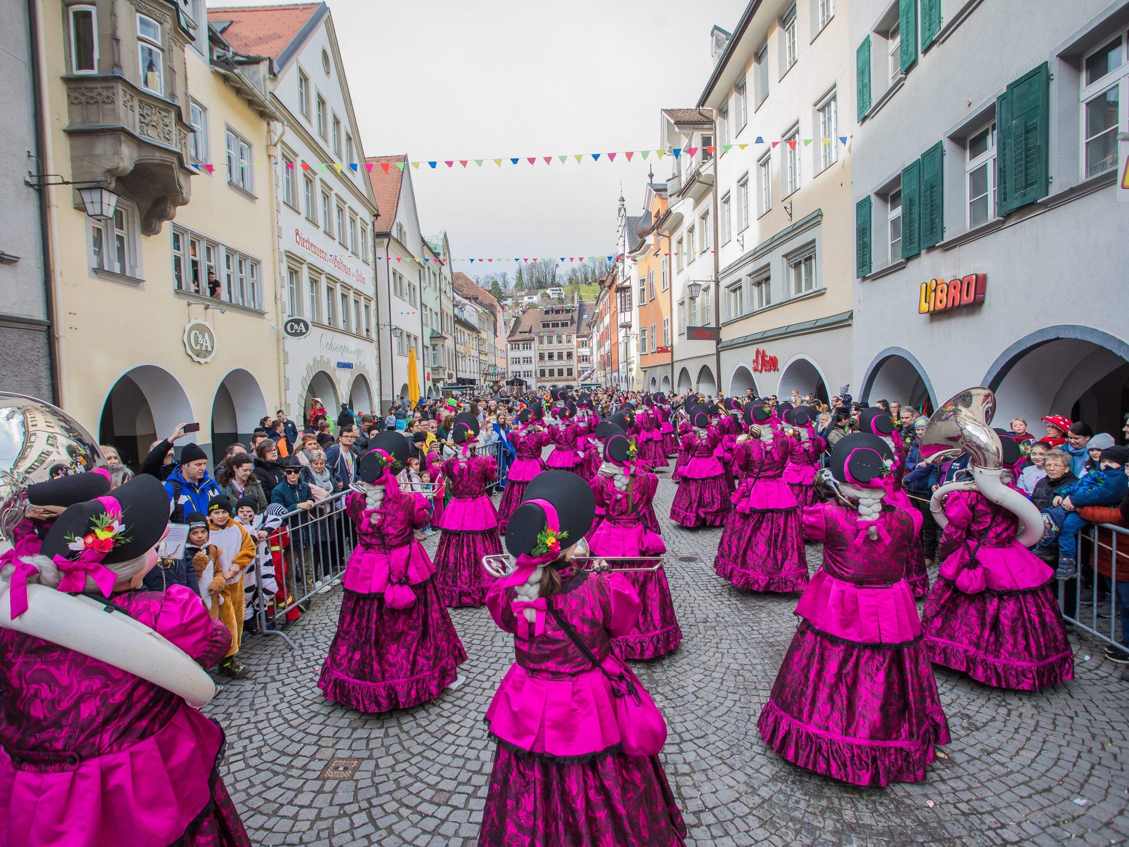 Zum Fasching gehörte auch dieses Jahr wieder ein kühles Bier. Zum Fasching gehörte auch dieses Jahr wieder ein kühles Bier.
