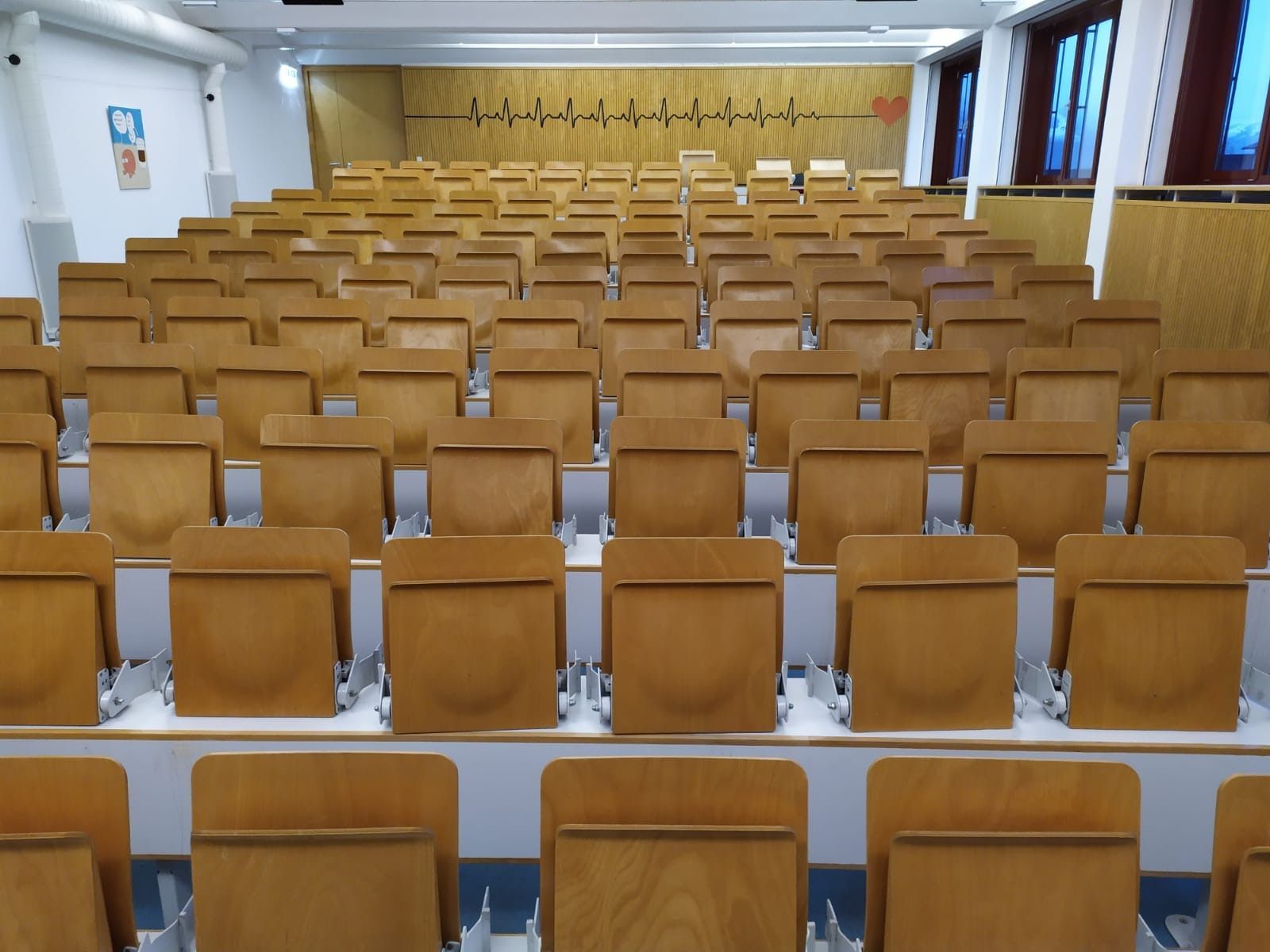 Der Hörsaal wurde mit neuer Bestuhlung modernisiert.