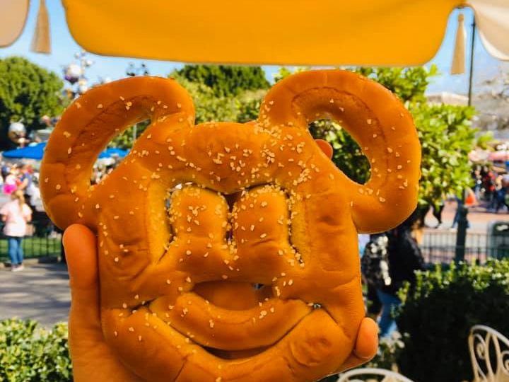 Mickey in allen Formen - auch zum Essen, als Brezel