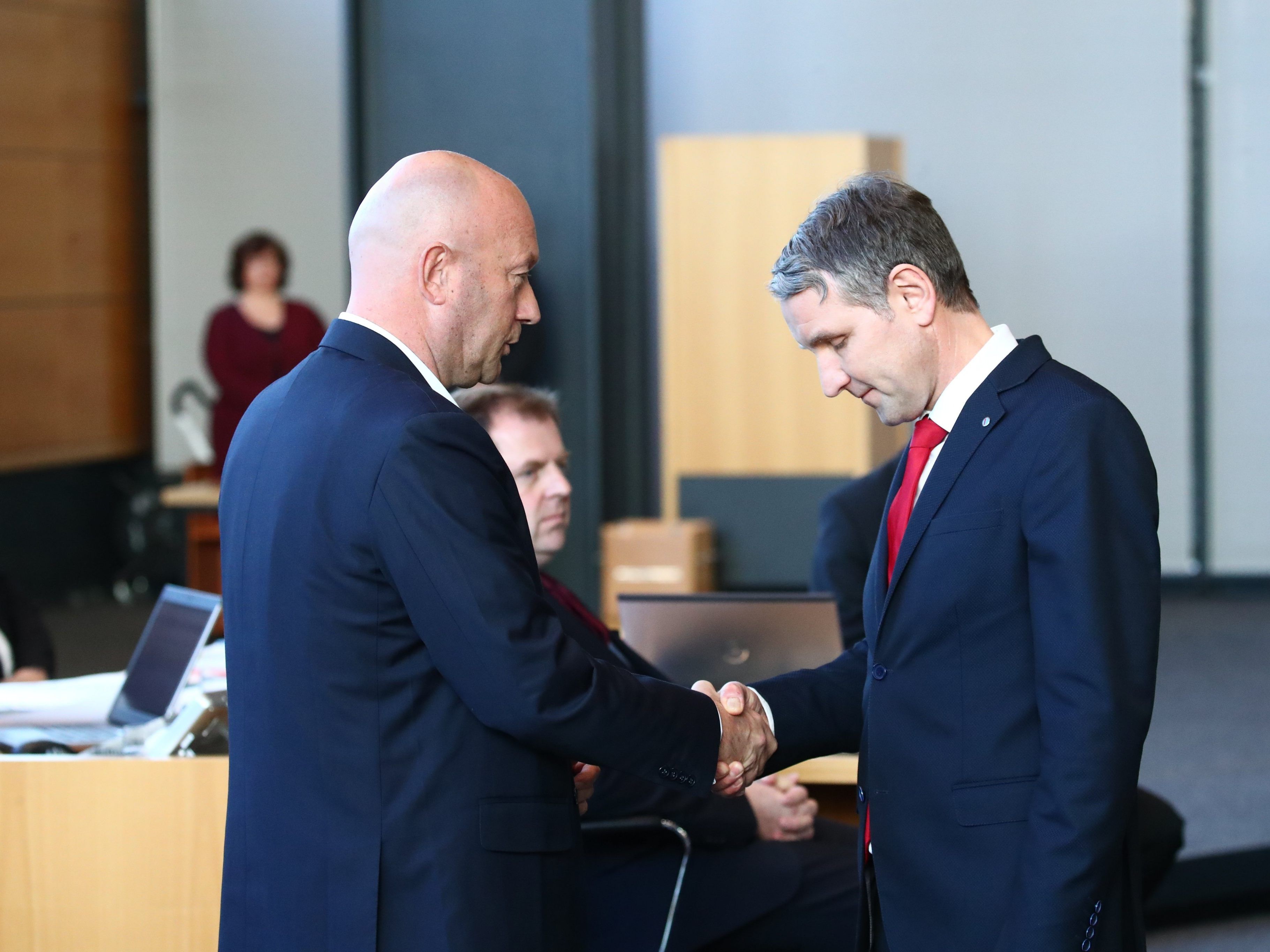 Björn Höcke, AfD Thüringen (rechts) gratuliert dem neuen Ministerpräsidenten Thomas L. Kemmerich (FDP)