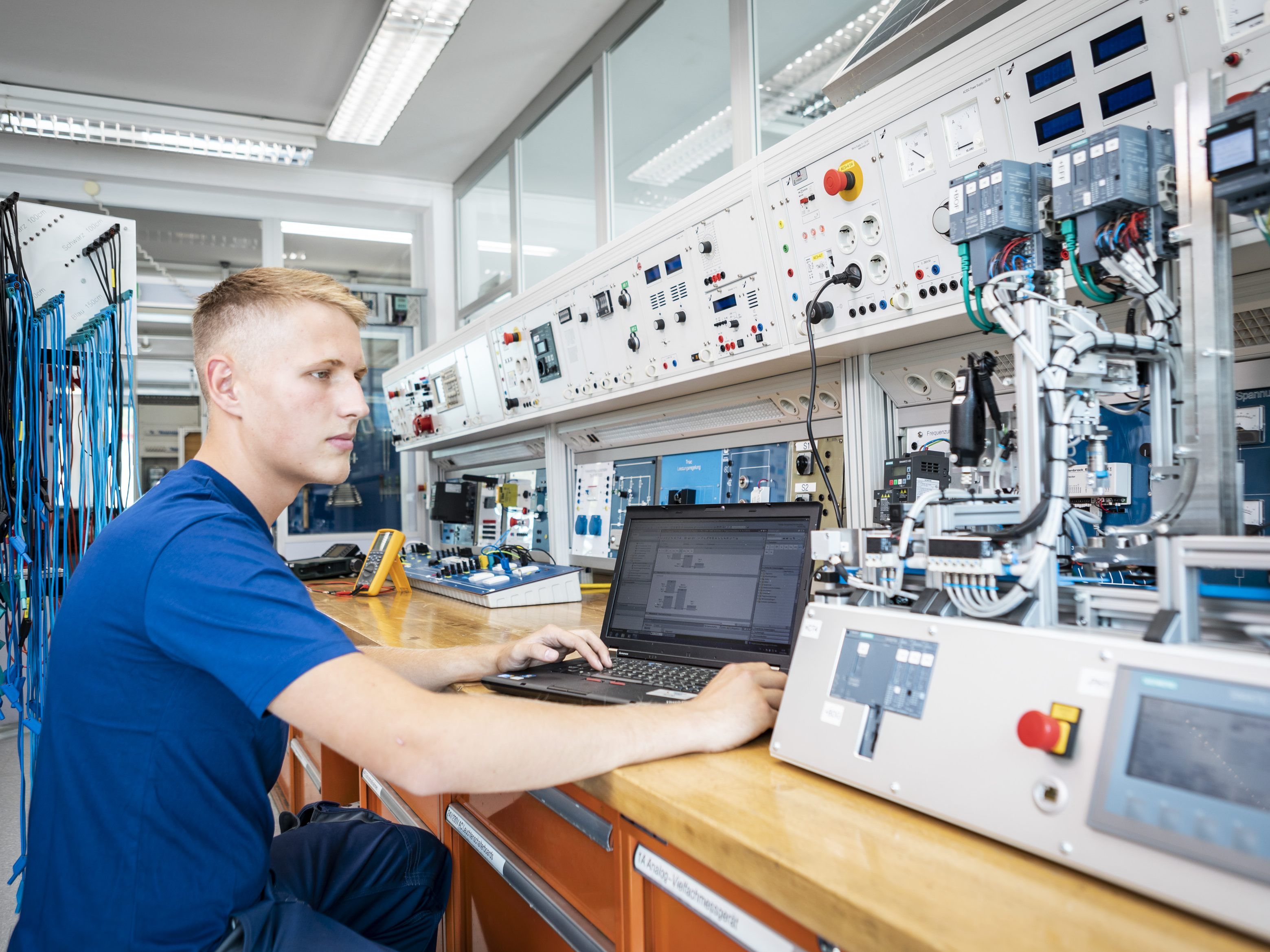 Mechatroniker bewegen sich zwischen den Welten der Elektrotechnik und der Mechanik.