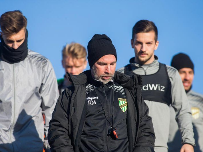 Trainer Roman Mählich mit seinen Spielern