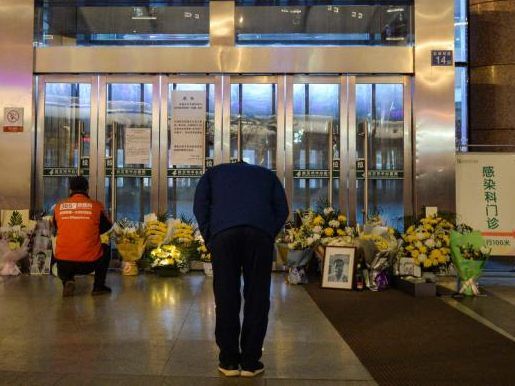 Vor einem chinesischen Krankenhaus - Ehrerbietung für die Kranken und Toten