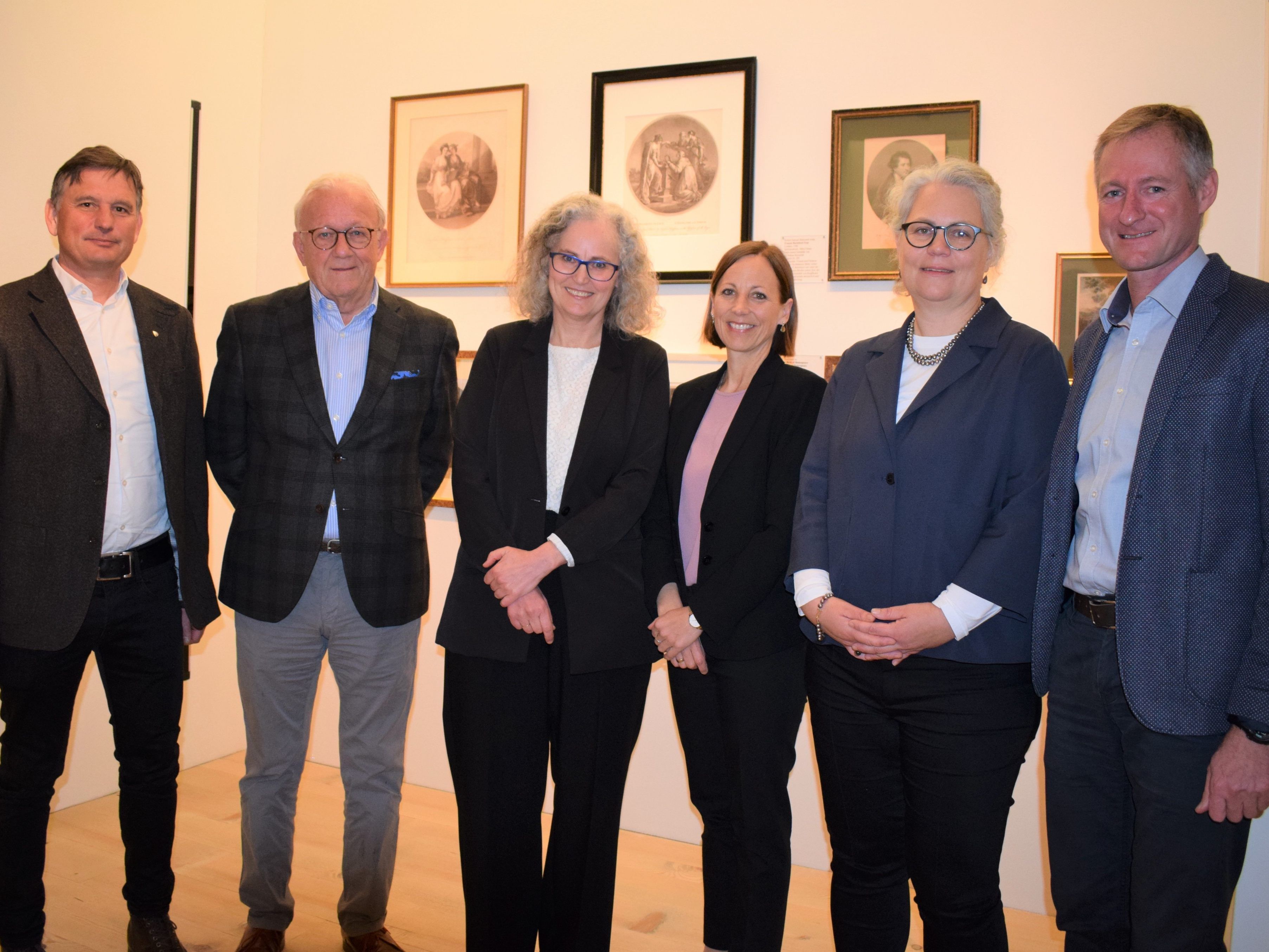 Klaus Lang, Franz Fetz, Annelies Nigsch, Marina Stiehle, Petra Zudrell und Bgm. Markus Flatz freuen sich über die gelungene Ausstellung. Klaus Lang, Franz Fetz, Annelies Nigsch, Marina Stiehle, Petra Zudrell und Bgm. Markus Flatz freuen sich über die gelungene Ausstellung.