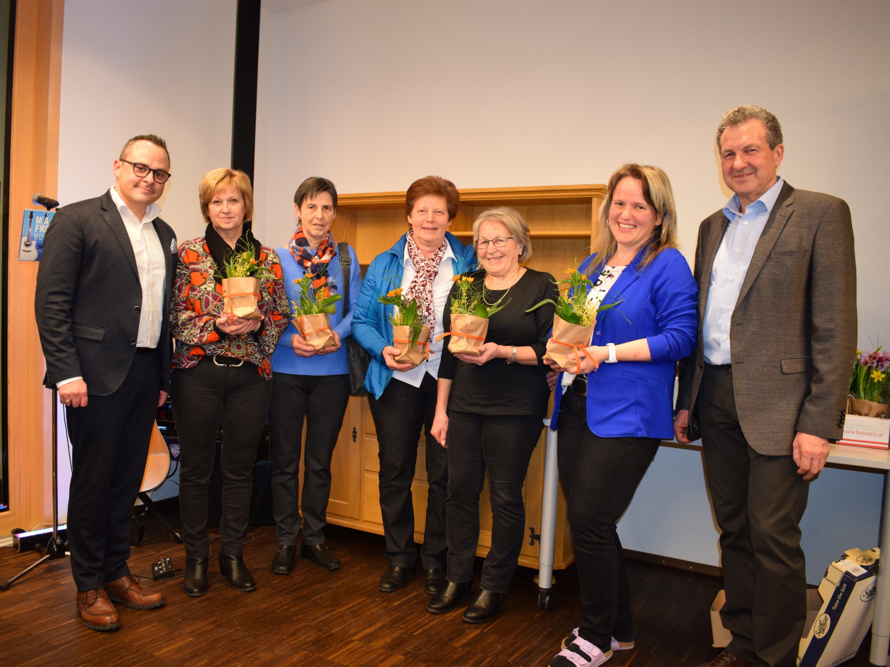 Ehrungen: GF Bernd Schuster, Dominika Bilgeri, Anni Natter, Rosalinde Dorn, Luise Meusburger, Margit Vögel und Obmann Dr. Gebhard Bechter. Ehrungen: GF Bernd Schuster, Dominika Bilgeri, Anni Natter, Rosalinde Dorn, Luise Meusburger, Margit Vögel und Obmann Dr. Gebhard Bechter.