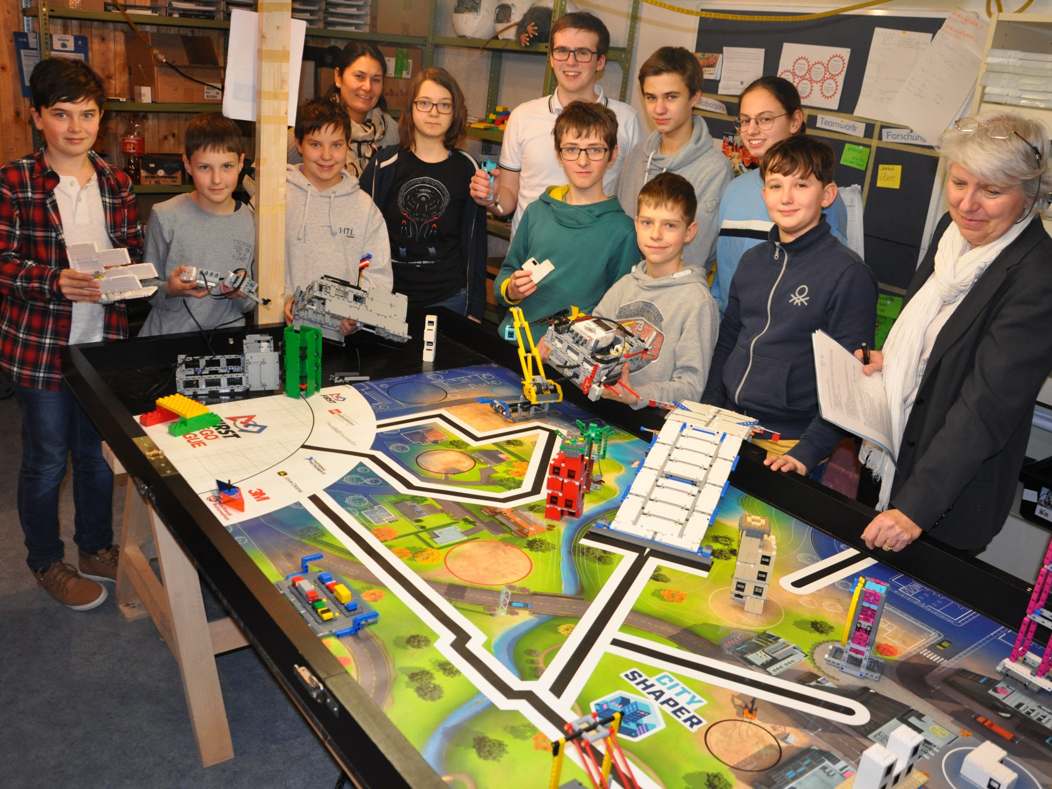 Im Hinblick auf das Europafinale versuchen die Schüler ihren selbst designten Roboter noch zu optimieren.
