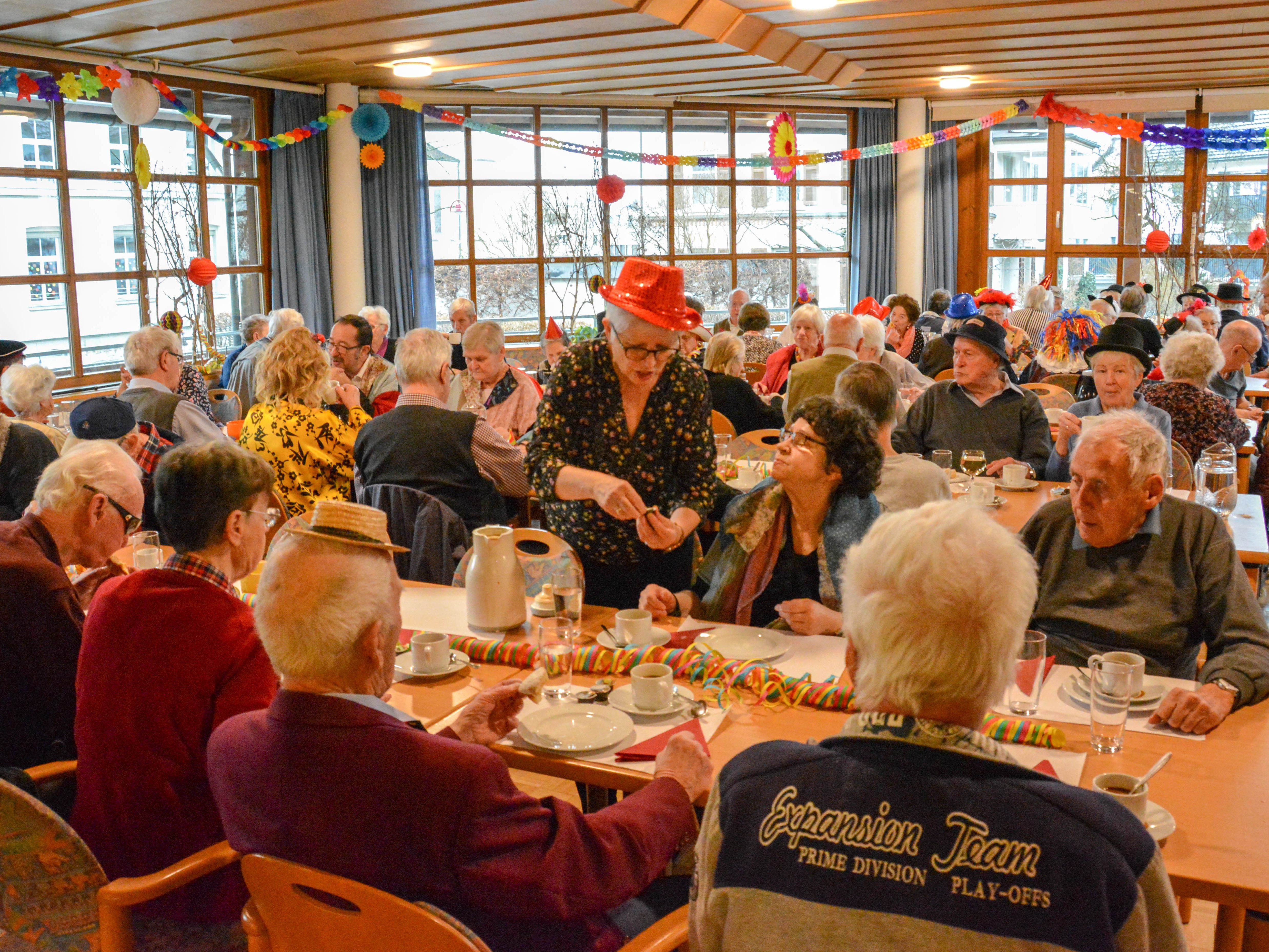 Gute Stimmung beim Seniorenhock im Fasching.