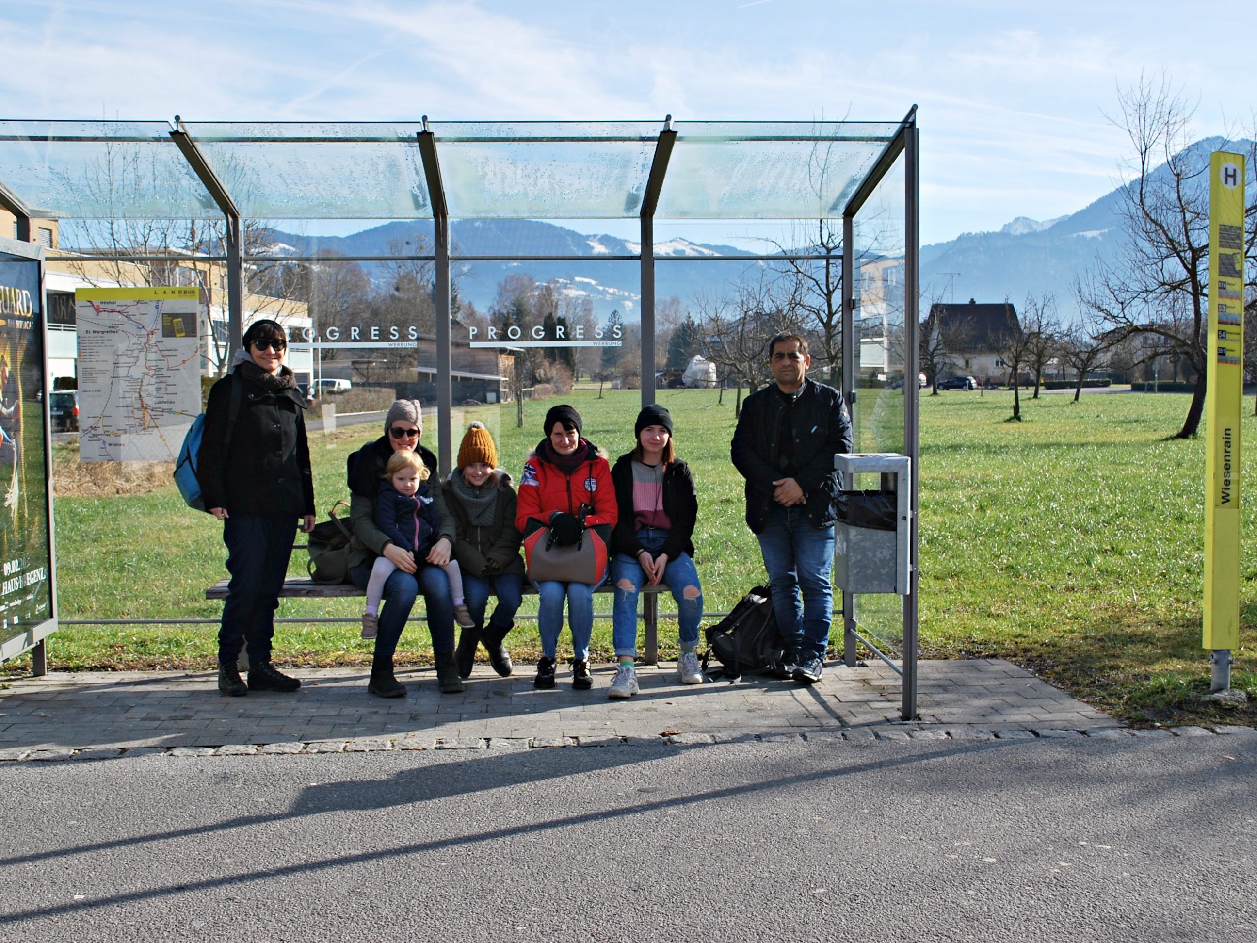 Elke Fitz (li), Bettina Alge (2.vl) mit ihren Töchtern Magda und Emilie, sowie weitere Fahrgäste. Elke Fitz (li), Bettina Alge (2.vl) mit ihren Töchtern Magda und Emilie, sowie weitere Fahrgäste.