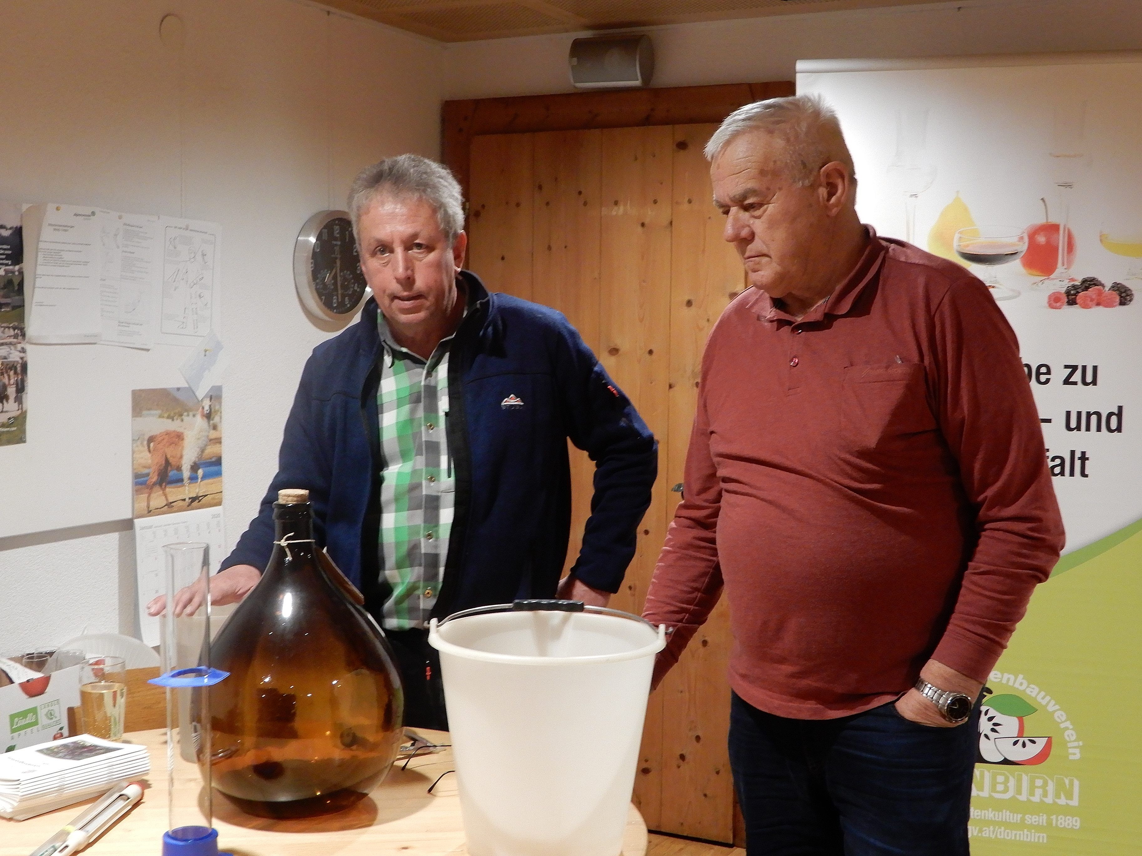 Sigi Wohlgenannt und Albert Loacker teilten beim dritten Schnapskurs wieder ihr Wissen mit den Jungbrennern.