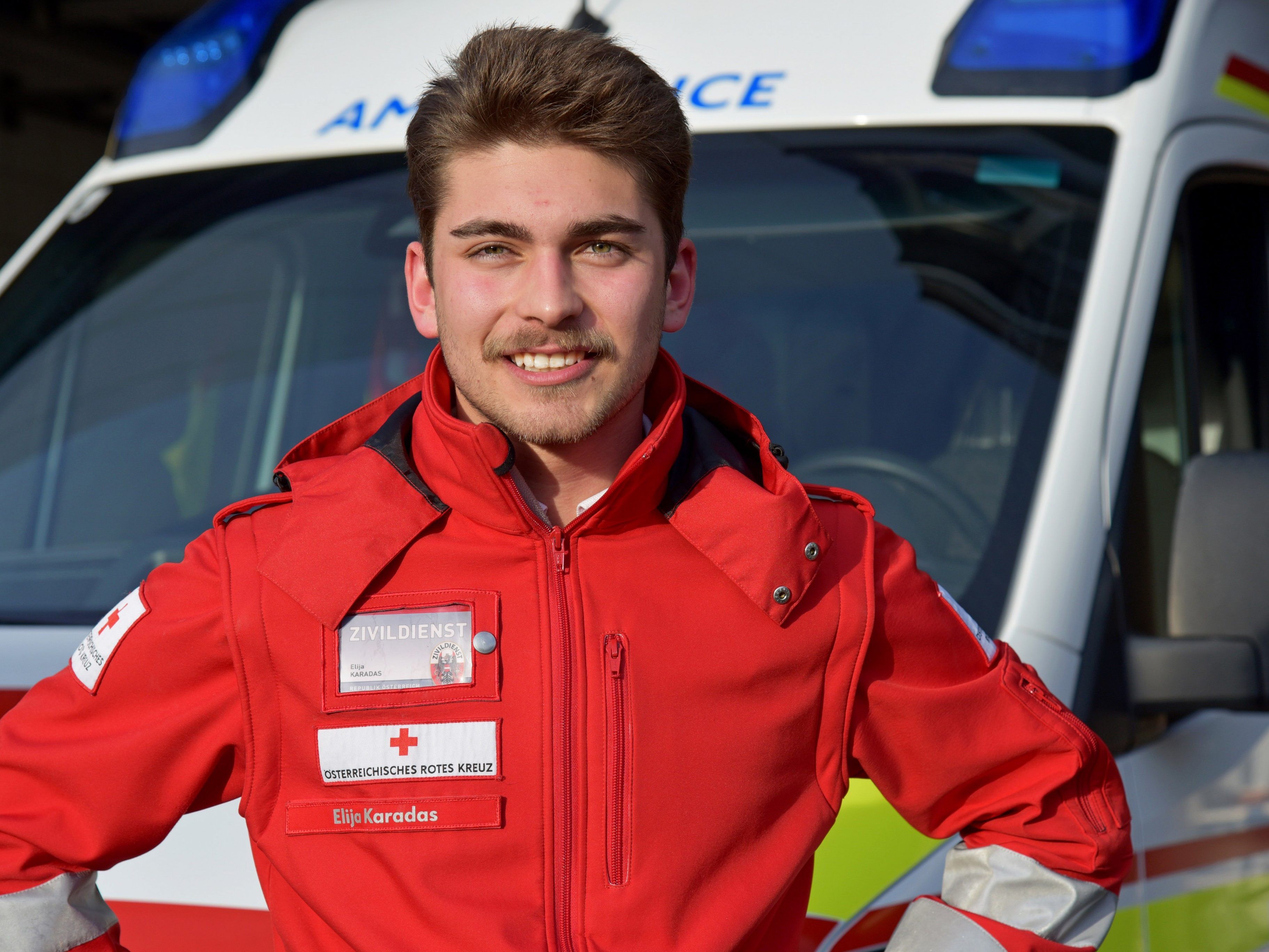 Elija Karadas leistet seinen Zivildienst seit August 2019 beim Roten Kreuz Vorarlberg ab und ist in der Rotkreuz-Abteilung Feldkirch stationiert. Elija Karadas leistet seinen Zivildienst seit August 2019 beim Roten Kreuz Vorarlberg ab und ist in der Rotkreuz-Abteilung Feldkirch stationiert.