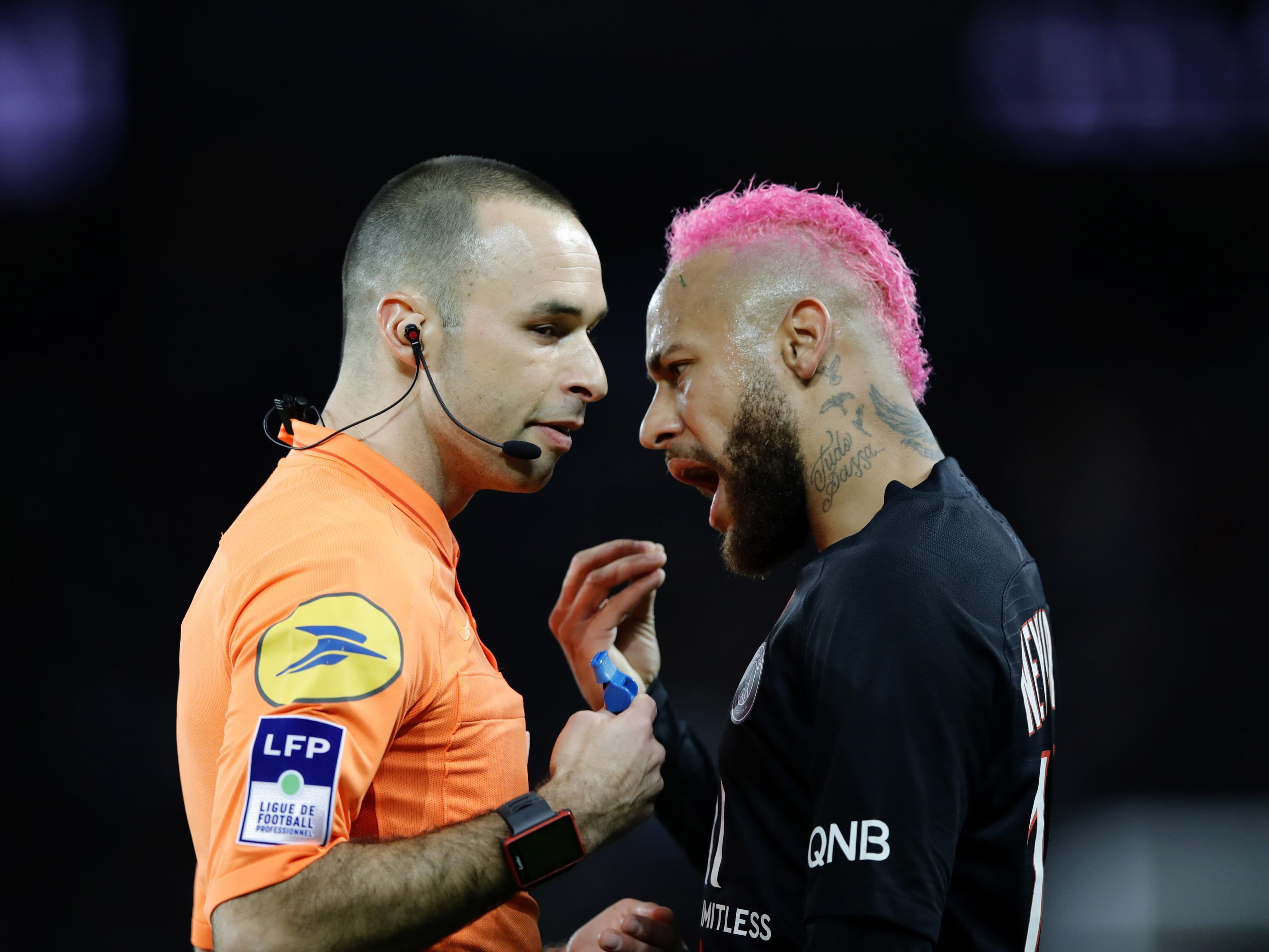 Neymar während seiner "Unterredung" mit dem Schiedsrichter. Neymar während seiner "Unterredung" mit dem Schiedsrichter.