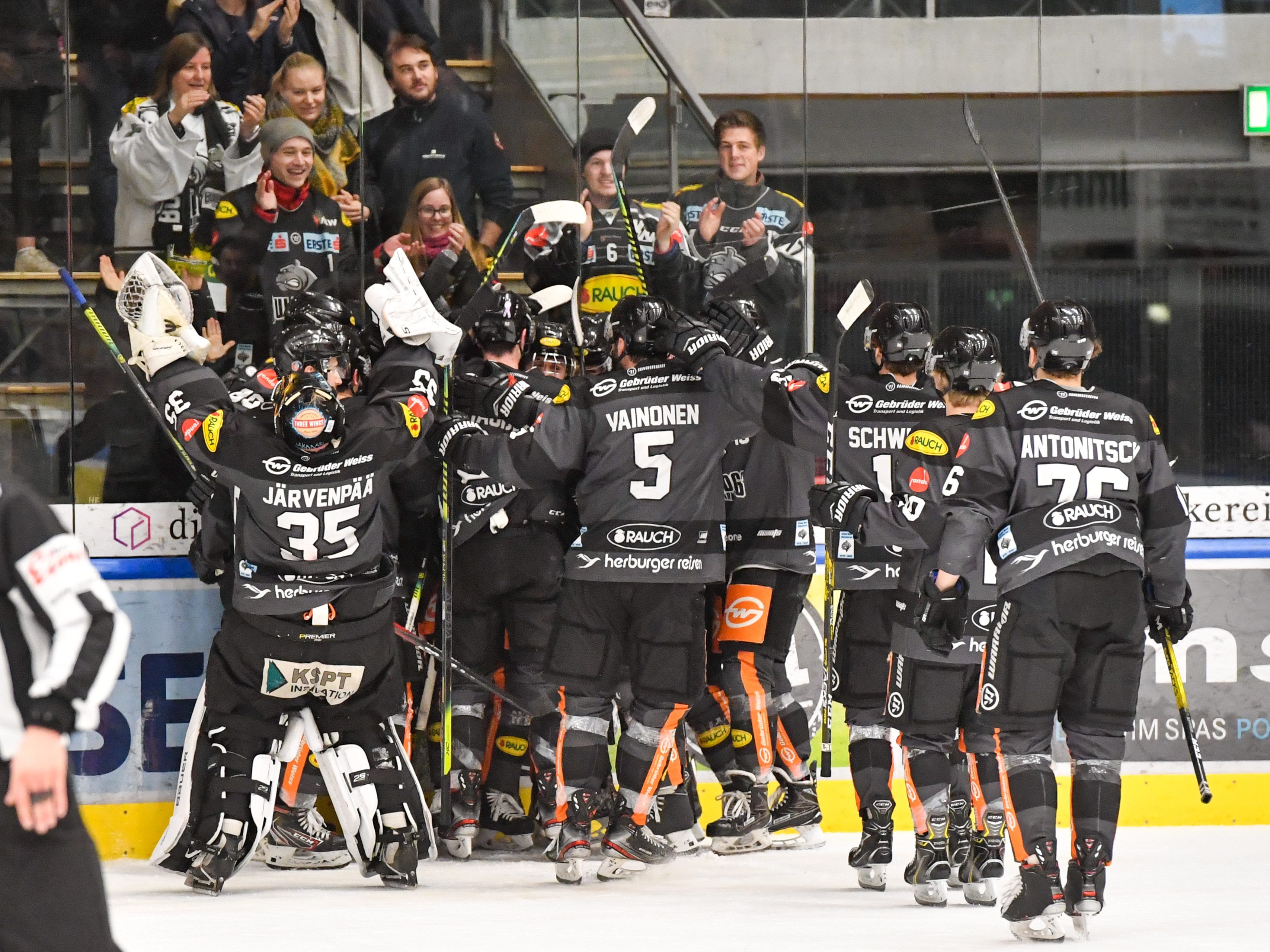 Die Bulldogs jubelten heute über eine gelungene Revanche. Die Bulldogs jubelten heute über eine gelungene Revanche.