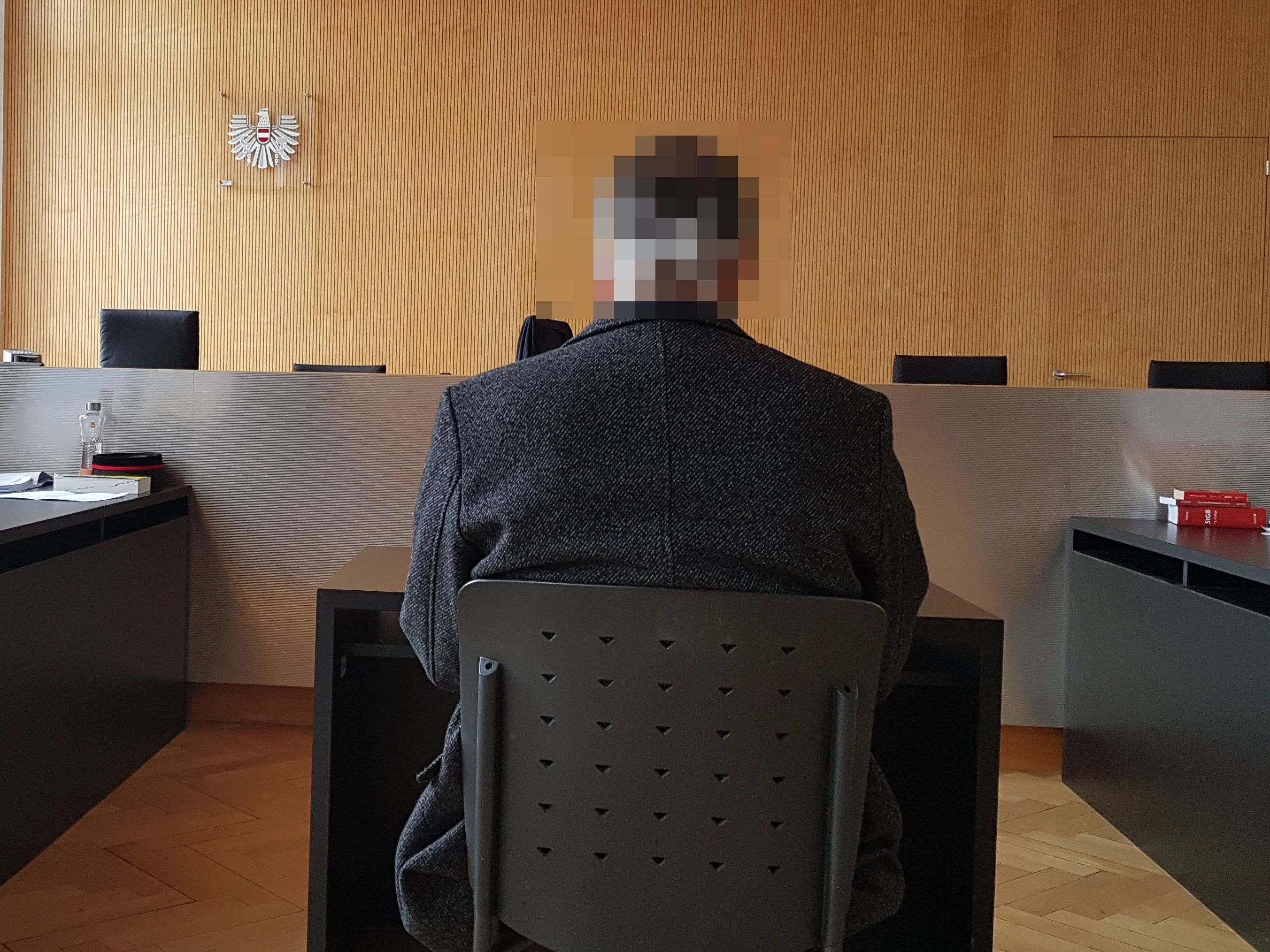 Darüber hinaus wurde gegenüber dem ehemaligen Schulleiter ein Tätigkeitsverbot ausgesprochen