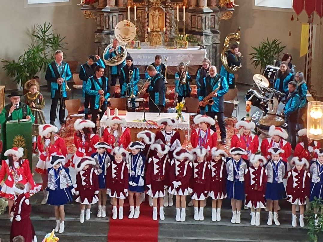 Ein farbenprächtiges Bild in der Pfarrkirche Krumbach: drei Faschingsgarden und die Hittisouer Alpa Kracher. Ein farbenprächtiges Bild in der Pfarrkirche Krumbach: drei Faschingsgarden und die Hittisouer Alpa Kracher.
