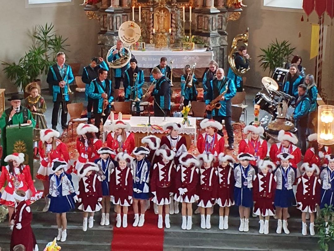 Ein farbenprächtiges Bild in der Pfarrkirche Krumbach: drei Faschingsgarden und die Hittisouer Alpa Kracher.