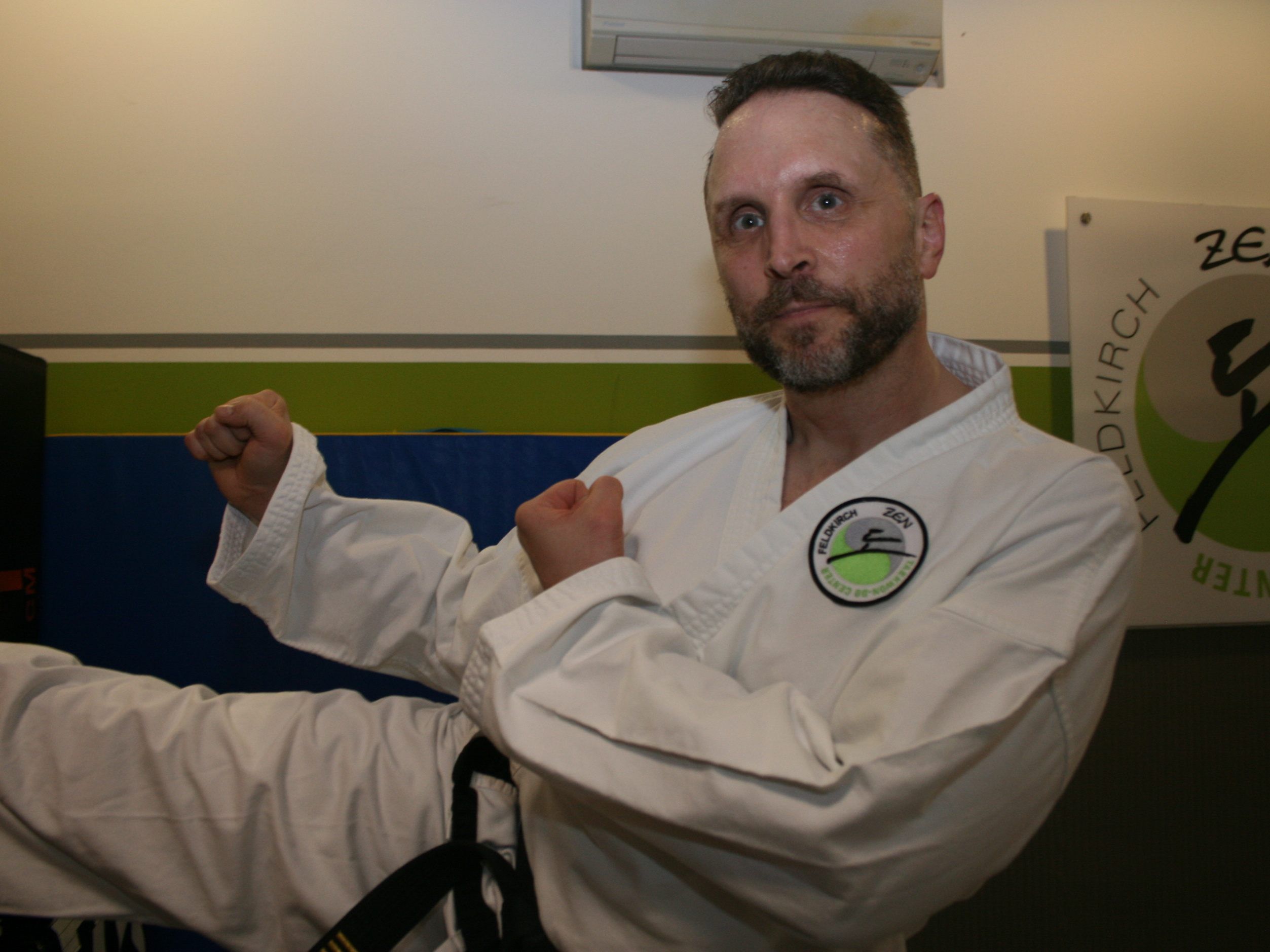 Taekwon-Do Meister Tim Krah unterrichtet Kampfkunst für Jung und Alt. Taekwon-Do Meister Tim Krah unterrichtet Kampfkunst für Jung und Alt.