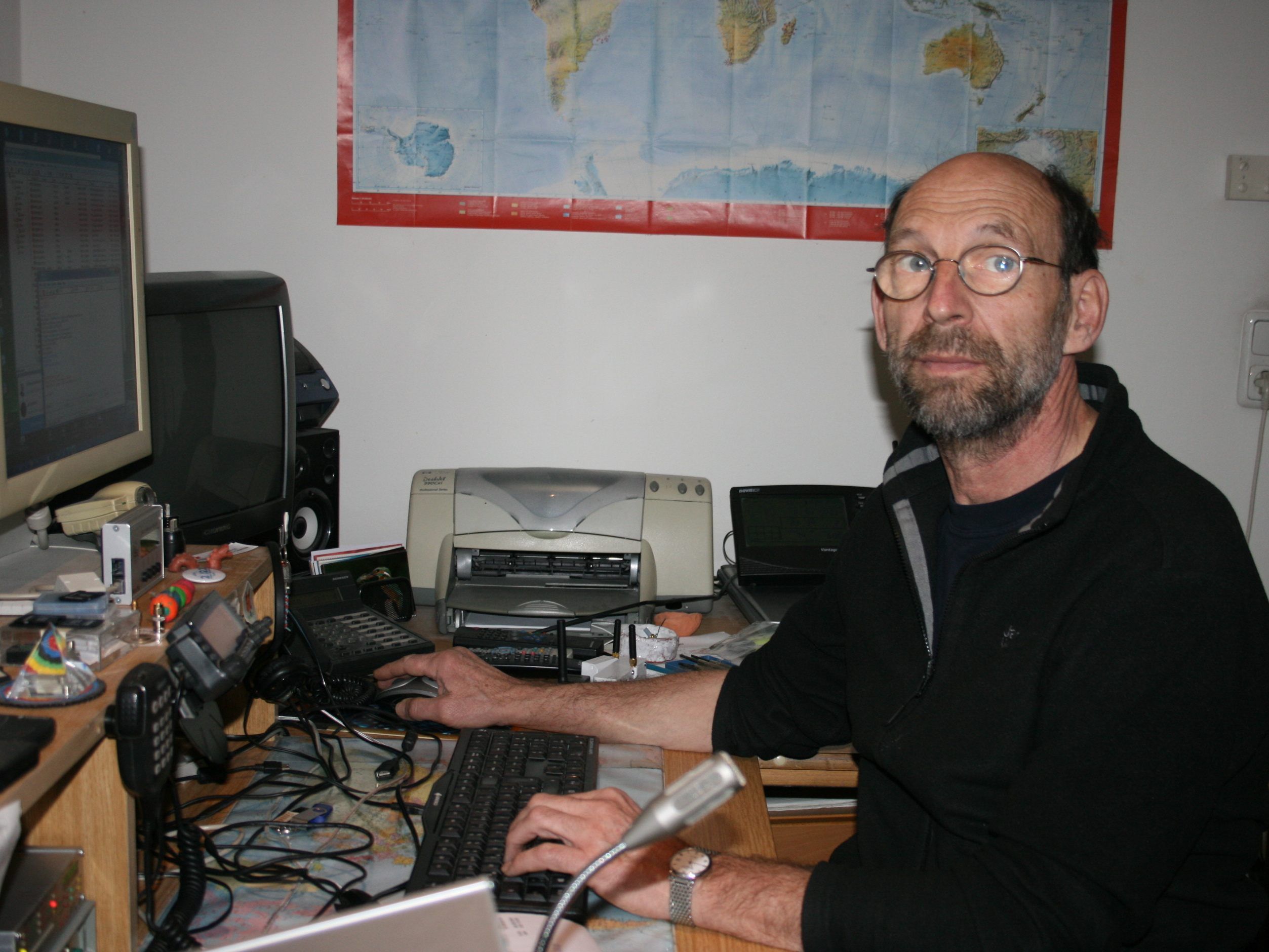 Werner Furlan in seiner eigenen Amateurfunkstelle. Werner Furlan in seiner eigenen Amateurfunkstelle.