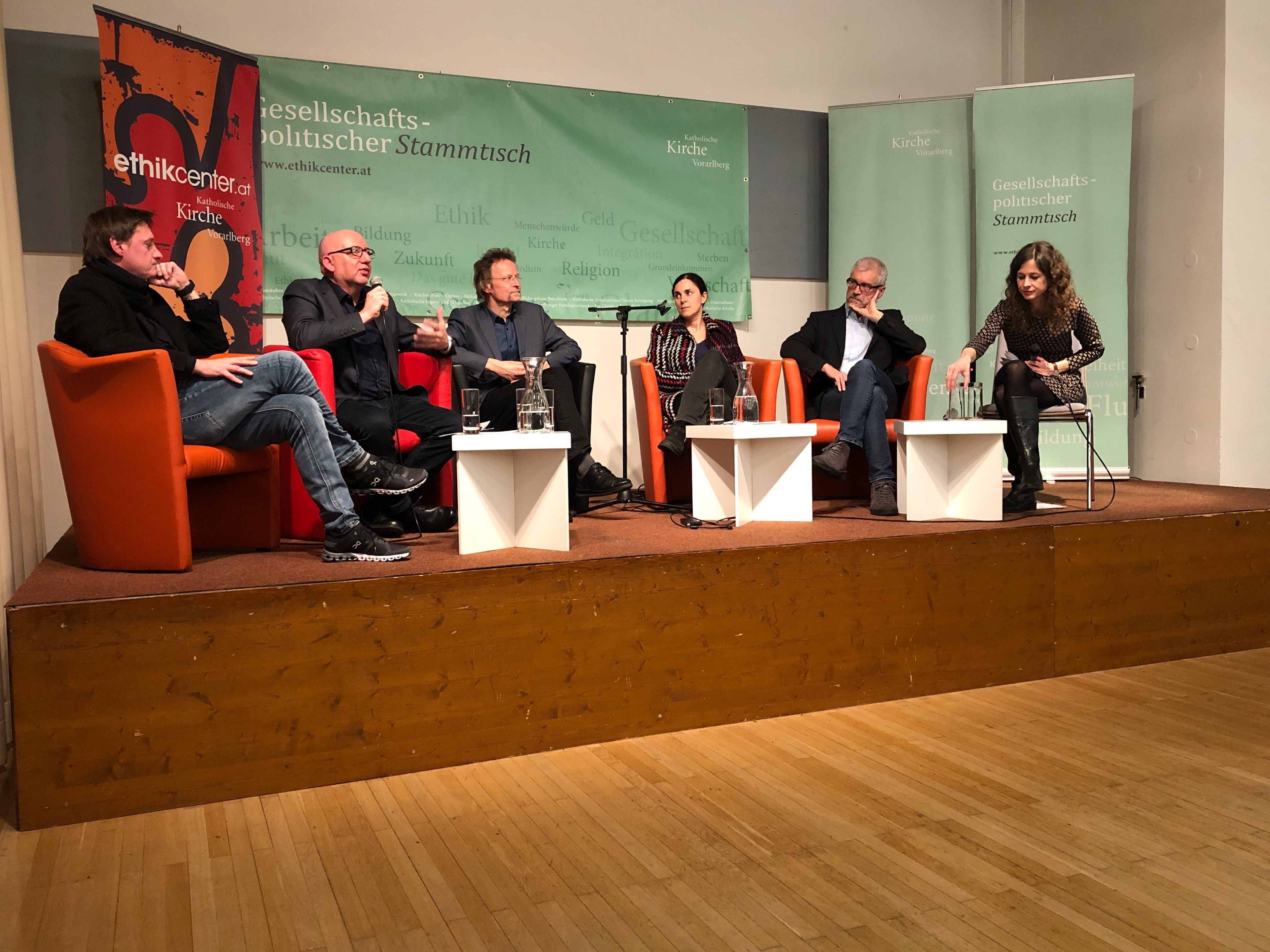 Marc Springer (l), Gerhard Bartetz, Günther Rösel, Claudia Paganini, Harald Walser, Moderatorin Petra Steinmair-Pösel