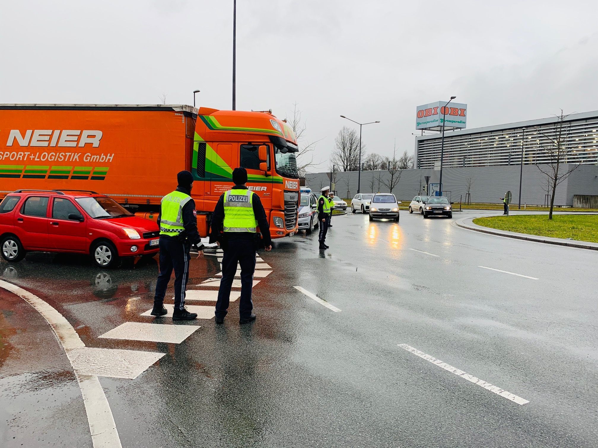 Person am Messepark-Kreisverkehr in Dornbirn von Lkw erfasst