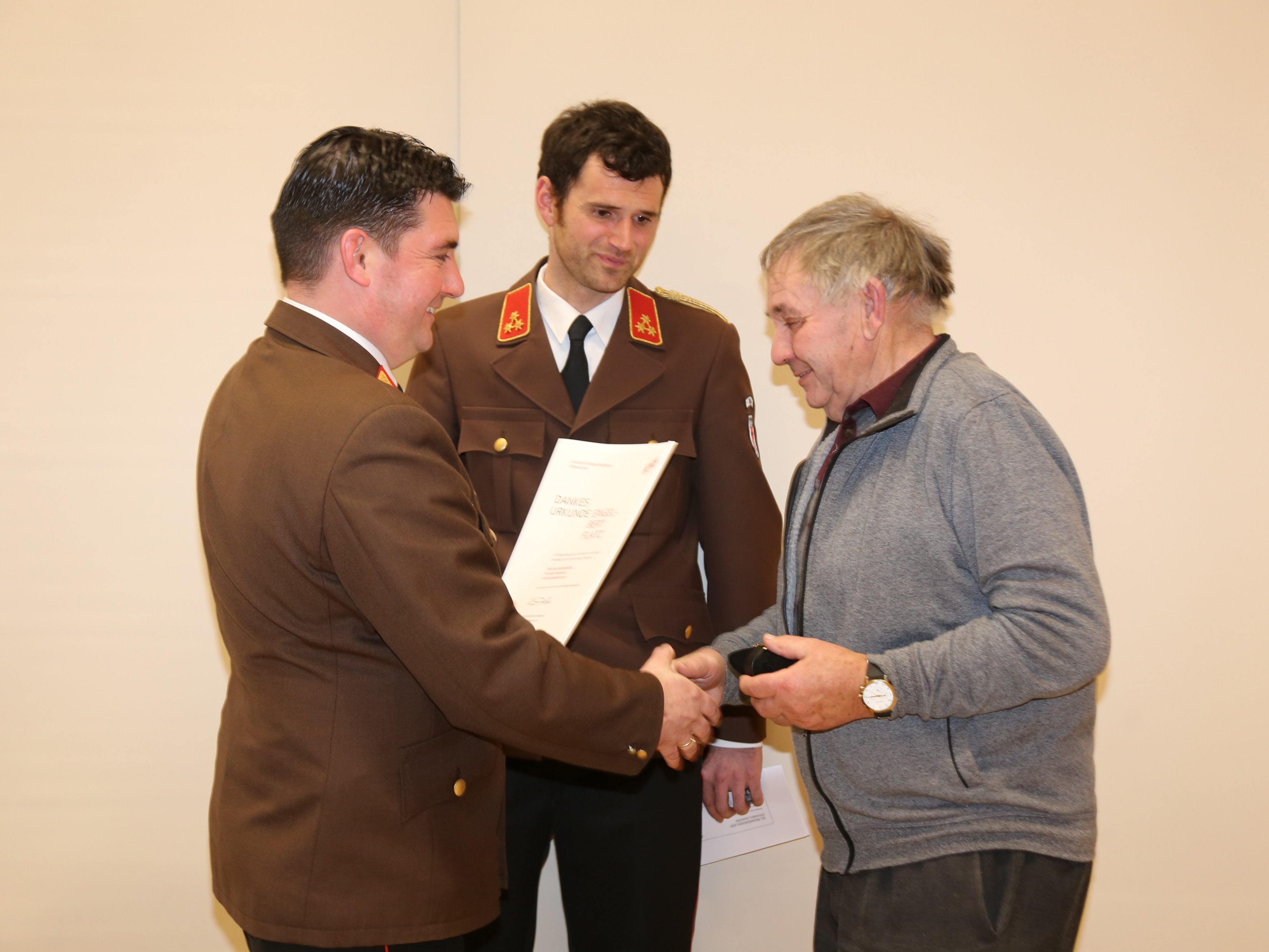 Für 60 Jahre Dienst bei der Feuerwehr konnte Engelbert Flatz eine Auszeichnung entgegennehmen. Für 60 Jahre Dienst bei der Feuerwehr konnte Engelbert Flatz eine Auszeichnung entgegennehmen.