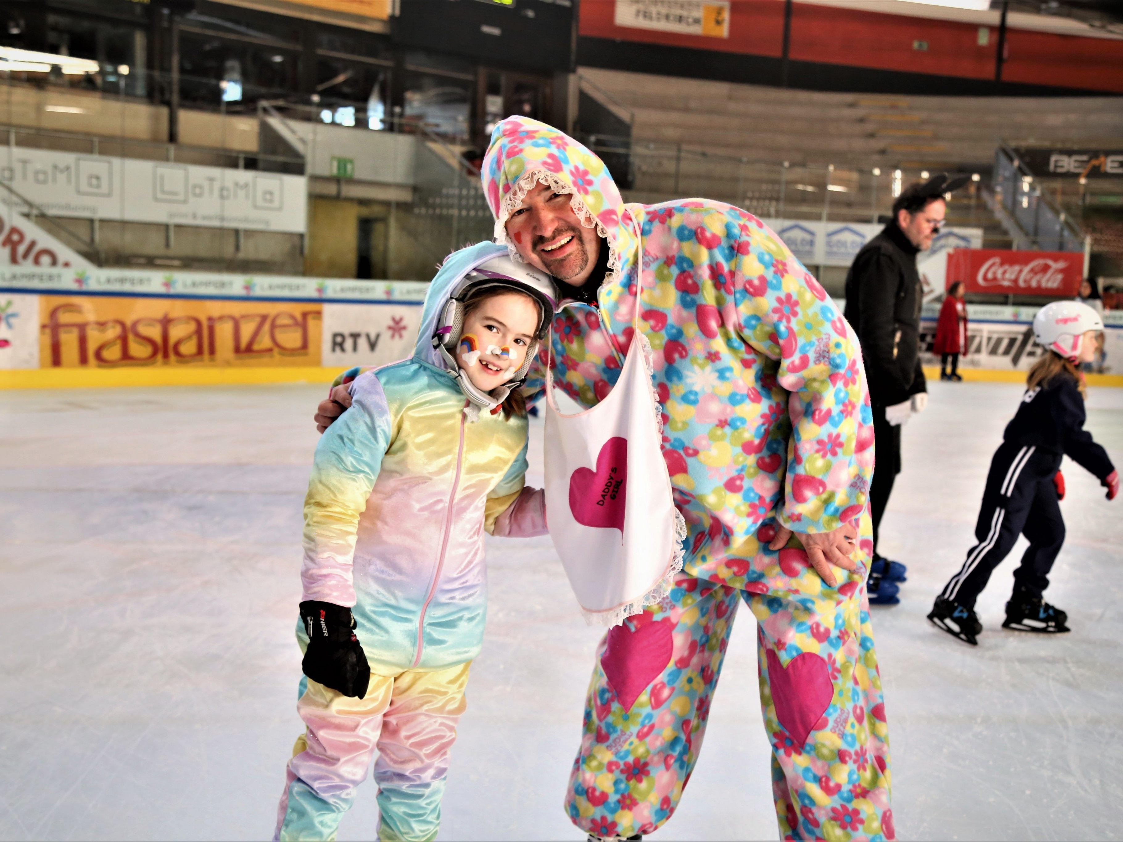 Auch Papas kamen verkleidet und machten ihren Kindern eine große Freude.