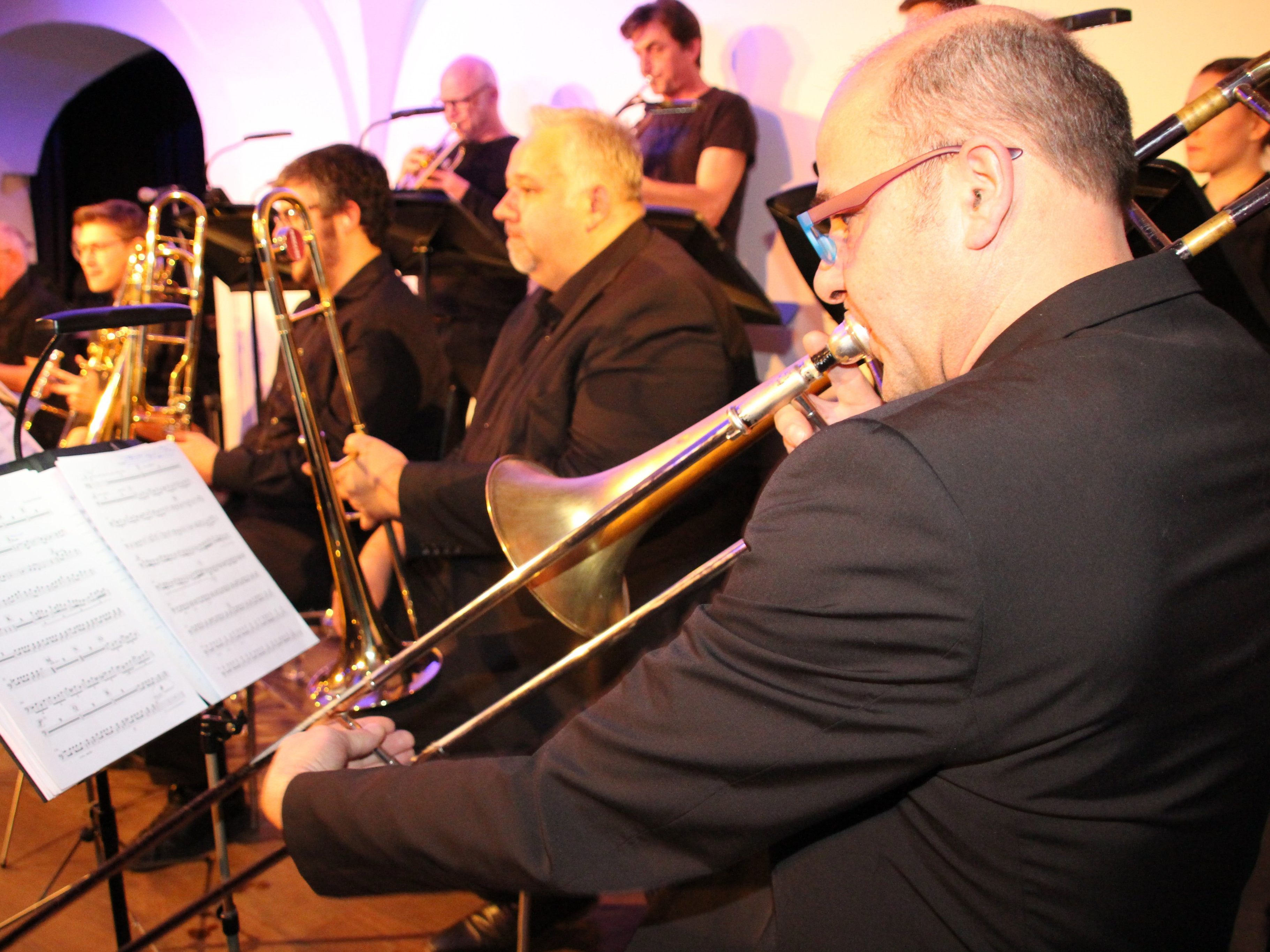 Dicht gedrängte Big Band Walgau auf der TaS-Bühne Dicht gedrängte Big Band Walgau auf der TaS-Bühne