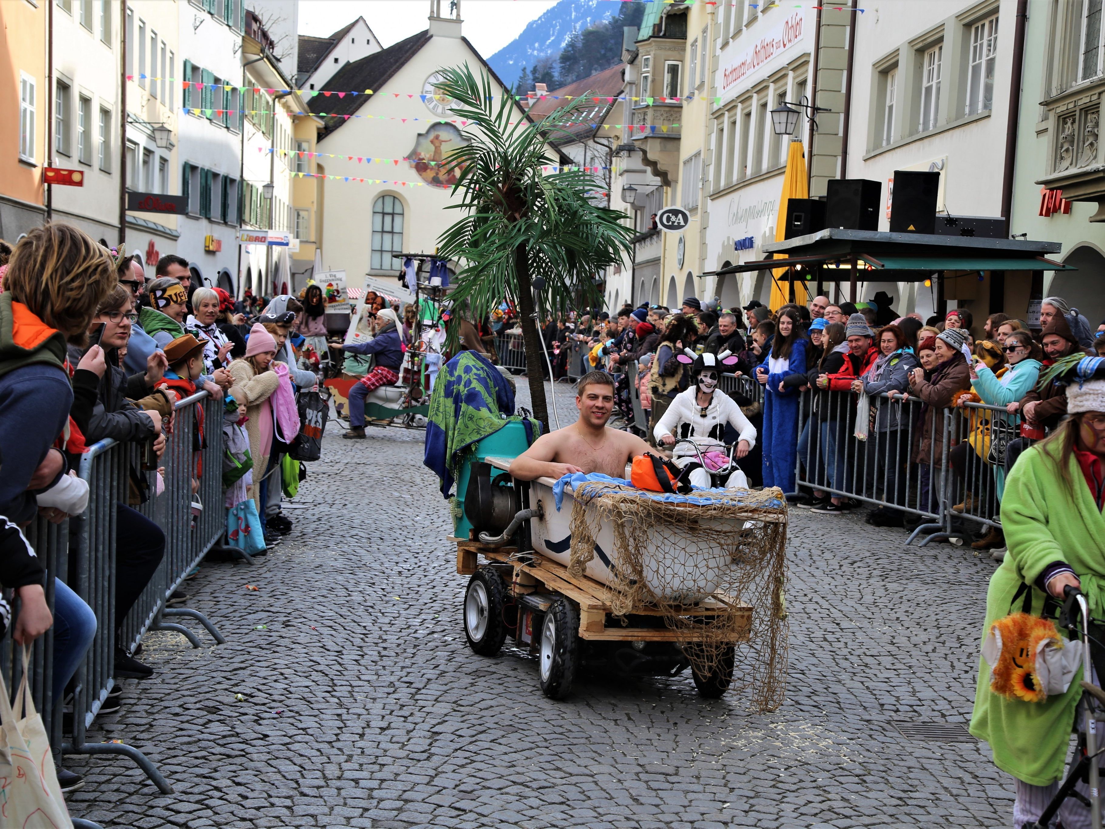 Kreative Wagen mit viel Humor erwartete die Gäste. Kreative Wagen mit viel Humor erwartete die Gäste.