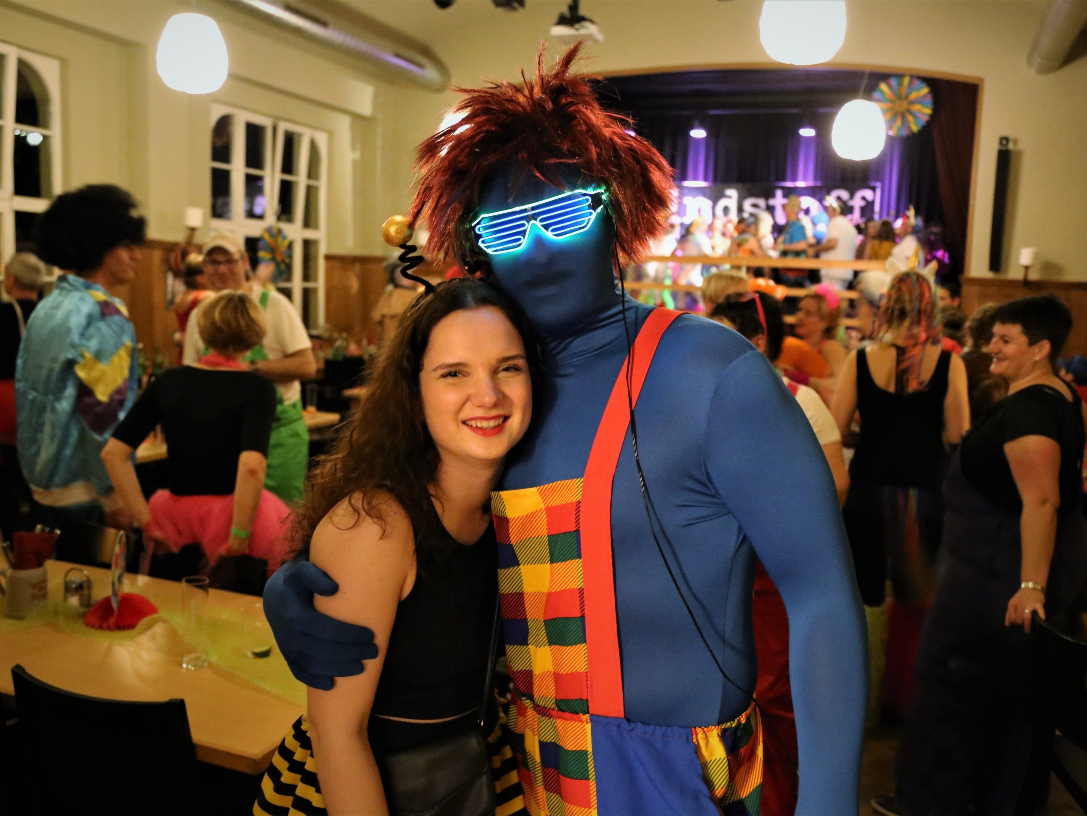 Kreative Kostüme beim Maskenball in Tisis.