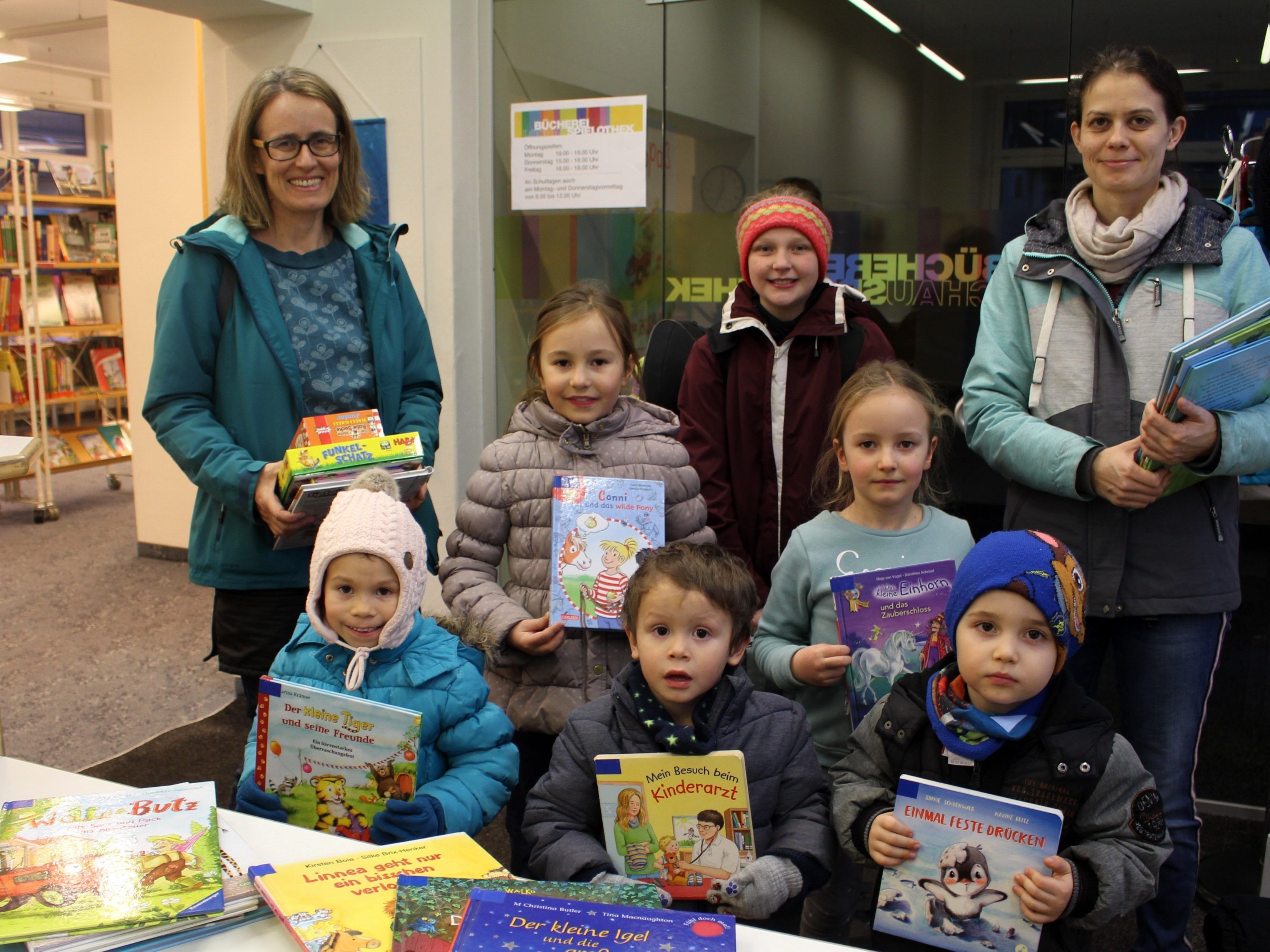 „Lesen ist Familiensache“: Neben einer abwechslungsreichen Freizeitgestaltung fördern Bücher und Spiele im Besonderen auch die Lese- und Sprachkompetenz der Kinder. „Lesen ist Familiensache“: Neben einer abwechslungsreichen Freizeitgestaltung fördern Bücher und Spiele im Besonderen auch die Lese- und Sprachkompetenz der Kinder.