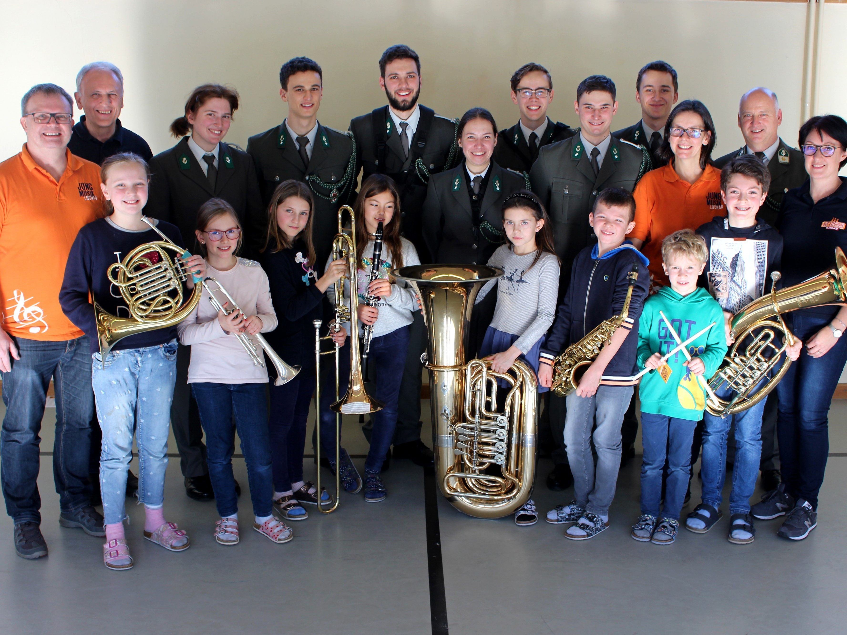 Die Musikanten der Militärmusik Vorarlberg begeisterten zusammen mit Vorstand Wolfram Baldauf und den Jugendreferenten des Musikvereines Lochau, Michaela und Michael Schmid, die Schüler für die Blasmusik. Die Musikanten der Militärmusik Vorarlberg begeisterten zusammen mit Vorstand Wolfram Baldauf und den Jugendreferenten des Musikvereines Lochau, Michaela und Michael Schmid, die Schüler für die Blasmusik.