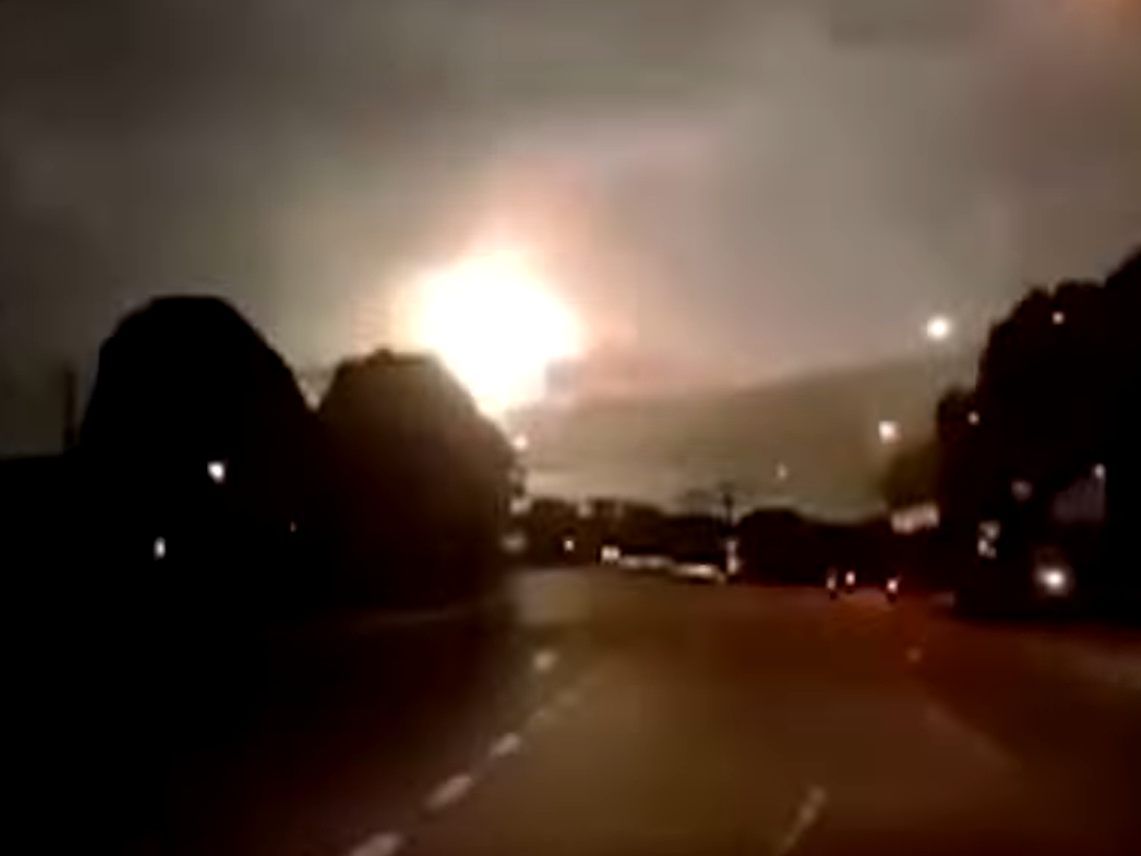 Der Meteor erhellte den Nachthimmel.