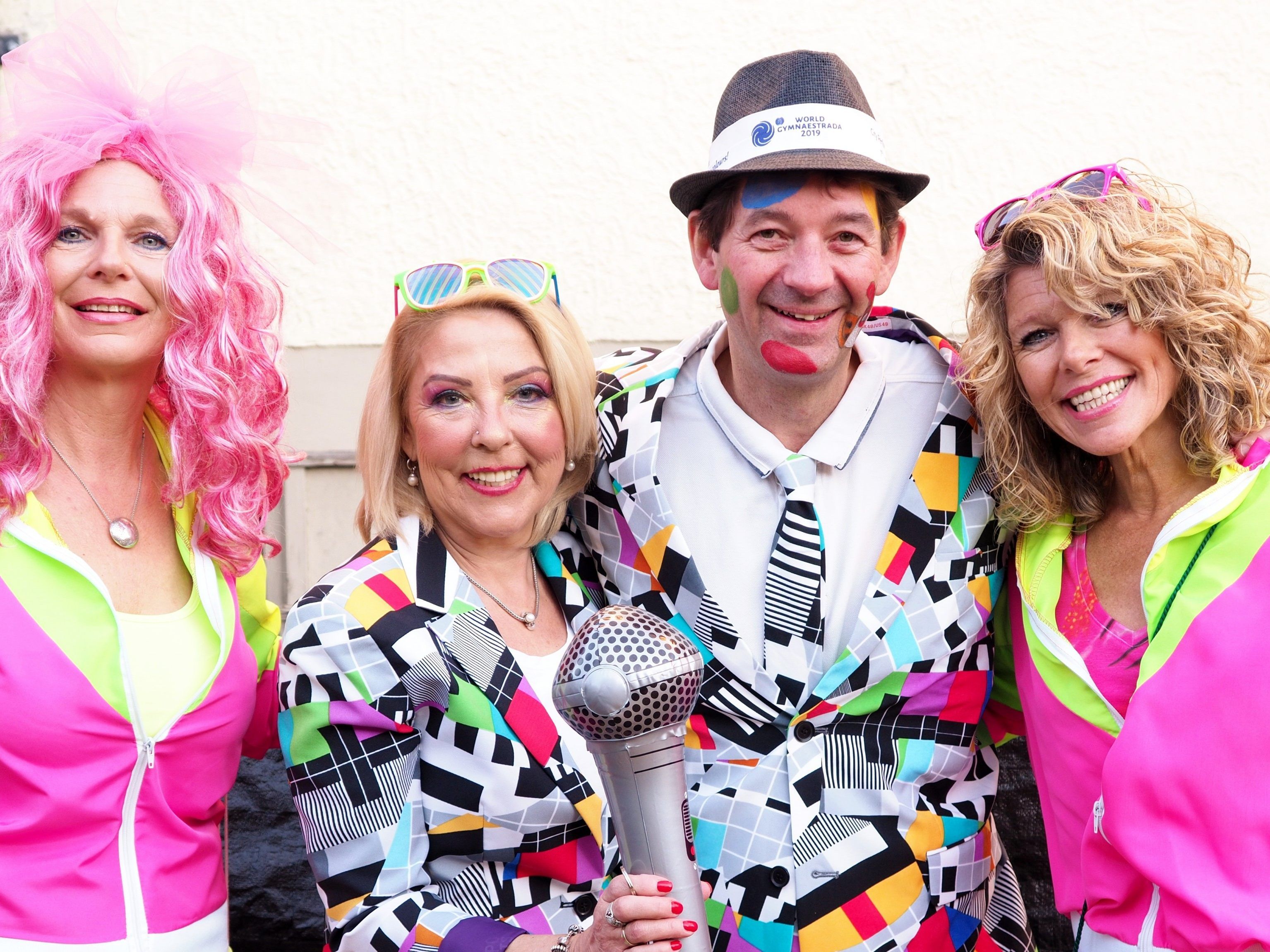 Die Gastgeber Martina und Roland Vith mit den beiden "Gymnaestrada-Athletinnen" Conny und Christine bei der Teekränzle Party.