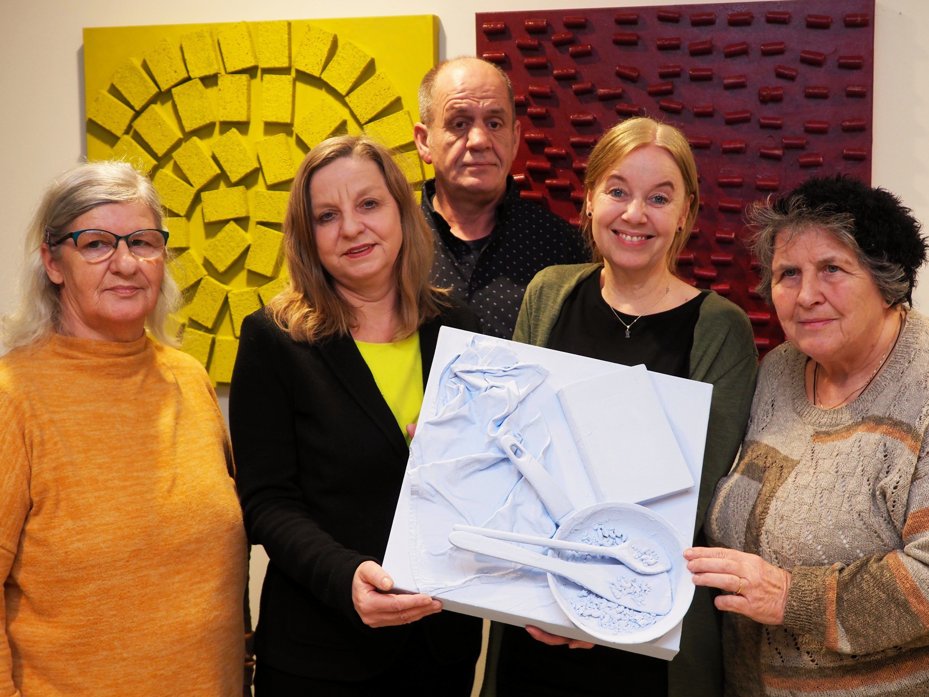 Geschäftsführerin Cornelia Matt (2.v.li) mit Künstlerin May-Britt Nyberg Chromy und einigen kreativen Hausbewohnern bei der Ausstellungseröffnung.