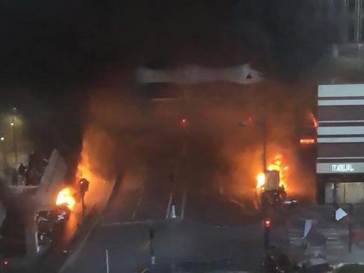 Flammen und eine riesige schwarze Rauchwolke stiegen rund um den Fernbahnhof auf