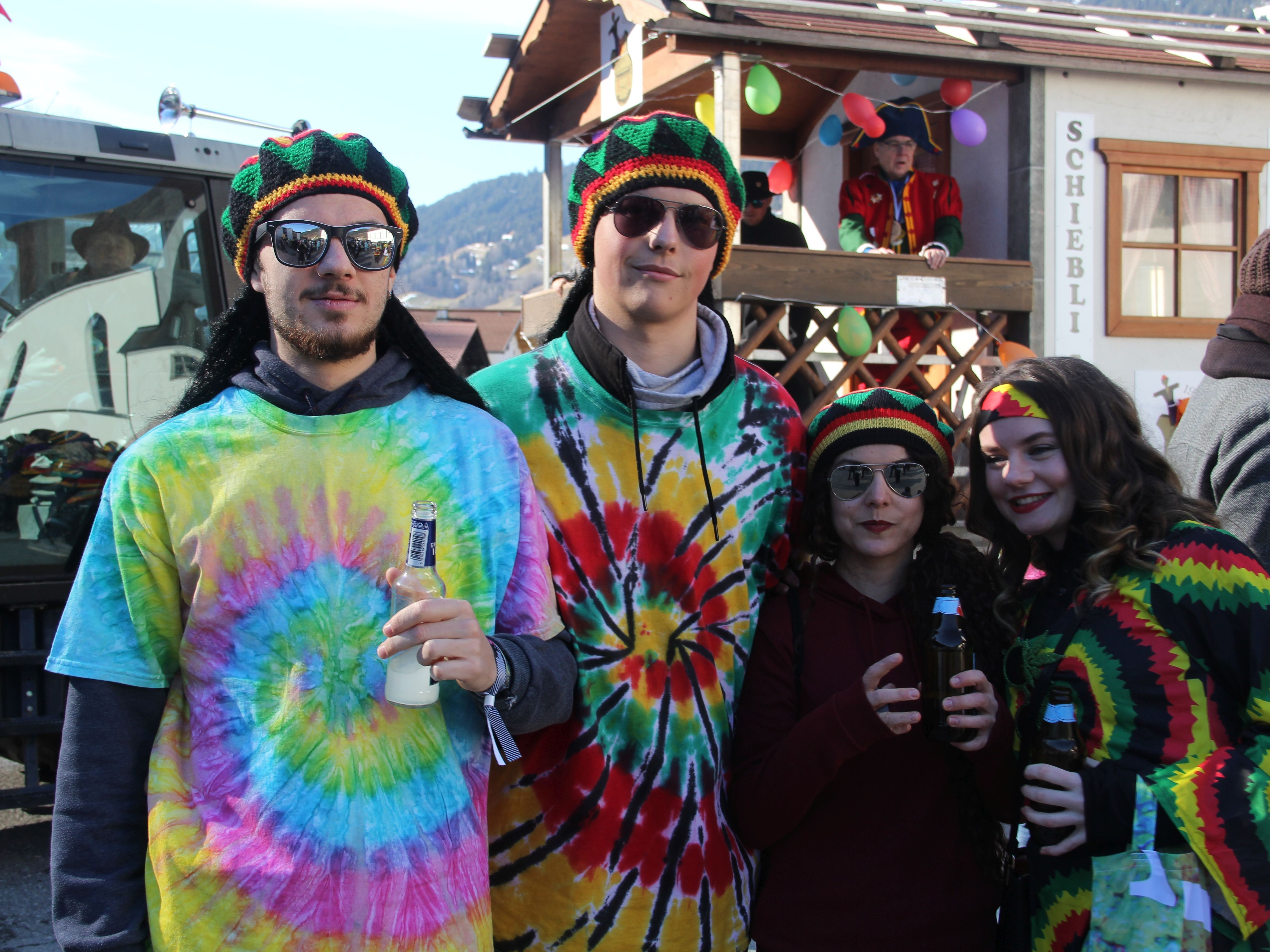 Hippies unter sich: Samuel, Lucas, Vanessa und Tabatha