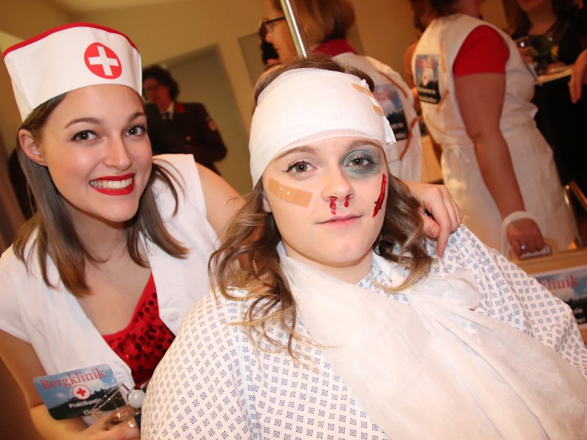 Krankenschwester Clara mit Patientin Lina.