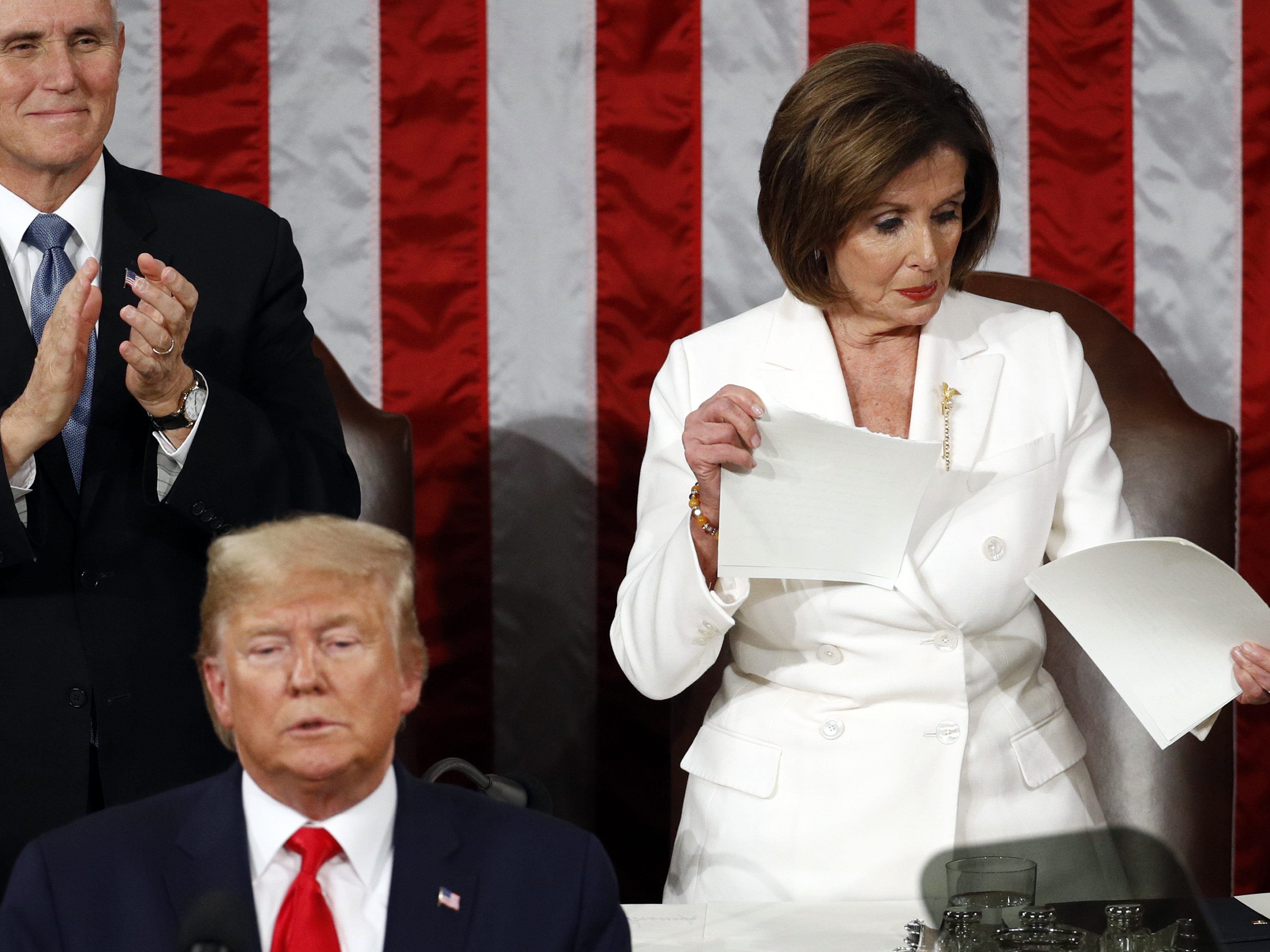 Pelosi zerriss das Manuskript der Rede von Trump. Pelosi zerriss das Manuskript der Rede von Trump.