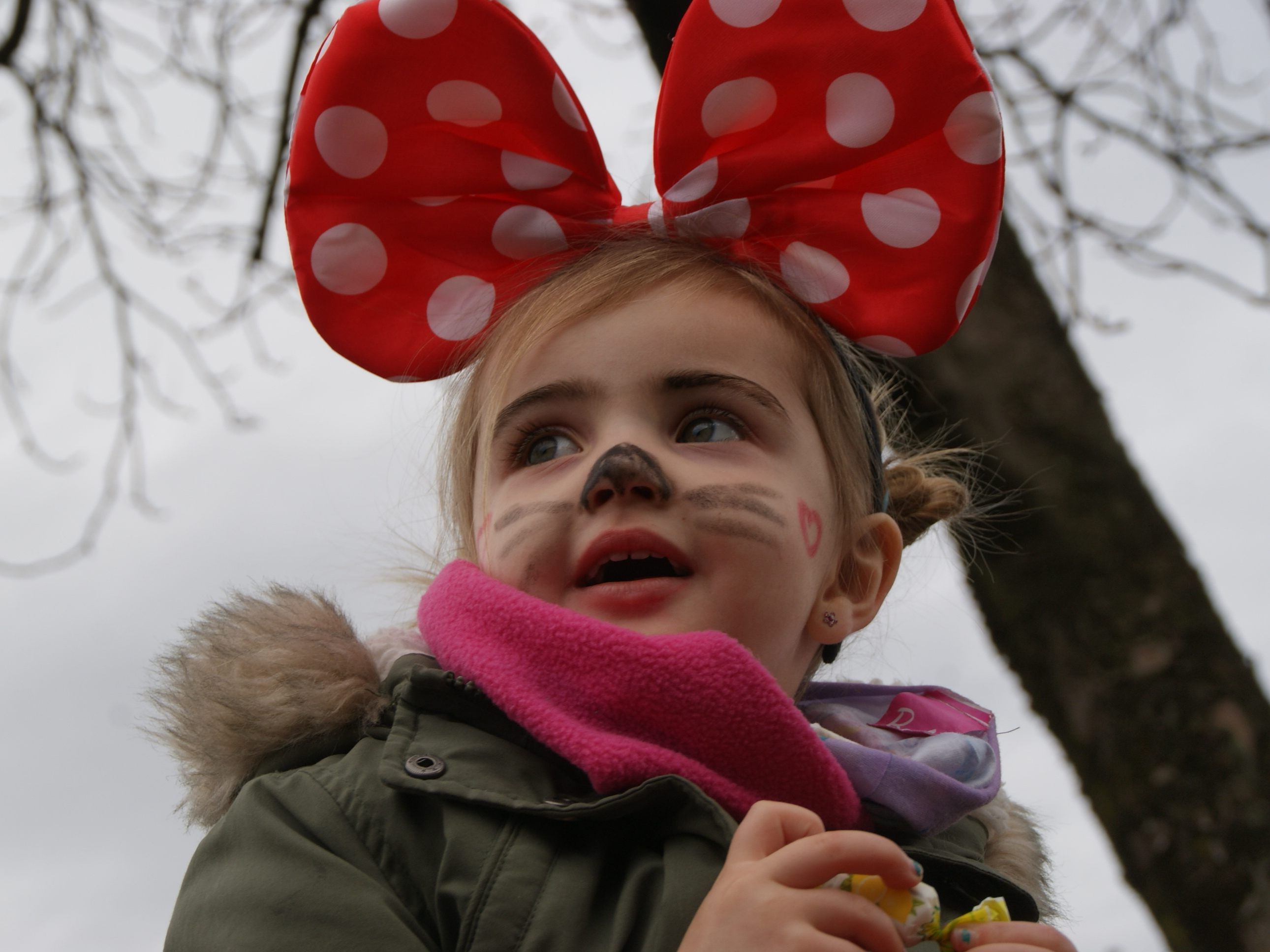 Strahlende Kinderaugen beim Luschnouar Umzug