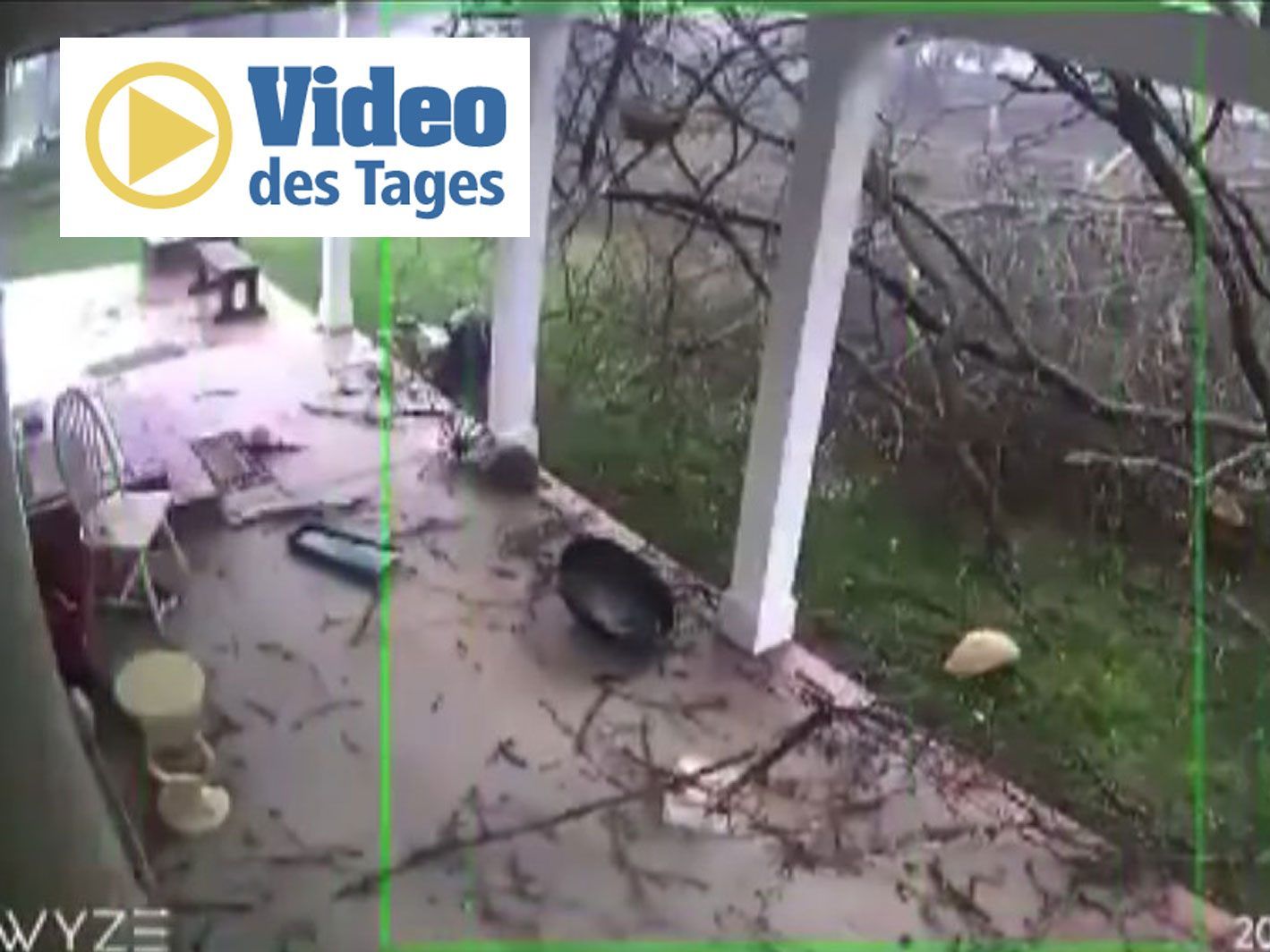 Möbel fliegen durch die Gegend und Bäume werden entwurzelt.