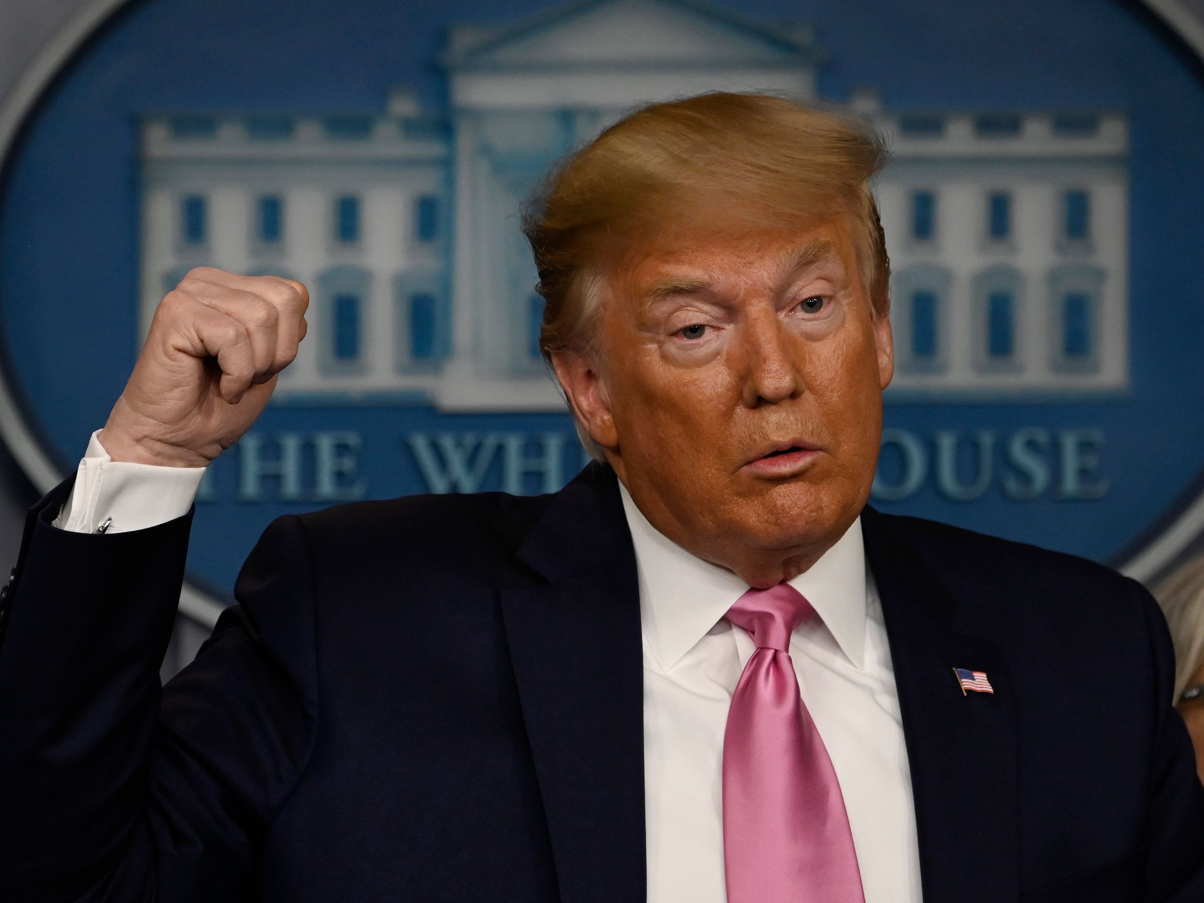 Trump zeigt sich vor der Kamera optimistisch bezüglich des Coronavirus.