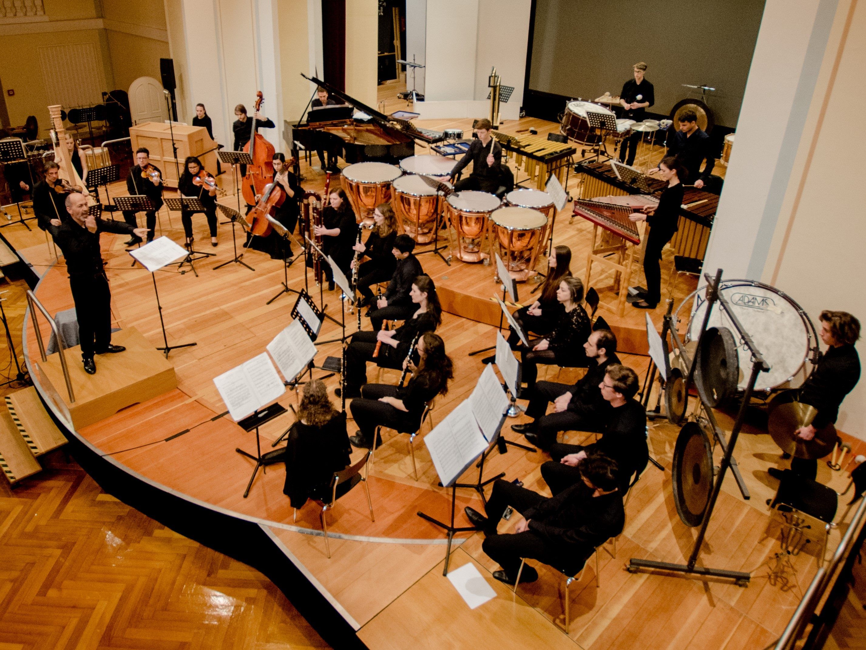 Vorarlberger-Landeskonservatorium-Ensemble-PulsArt.Das Ensemble PulsArt befasst sich mit Neuer Musik, die beim Publikum gut ankommt.