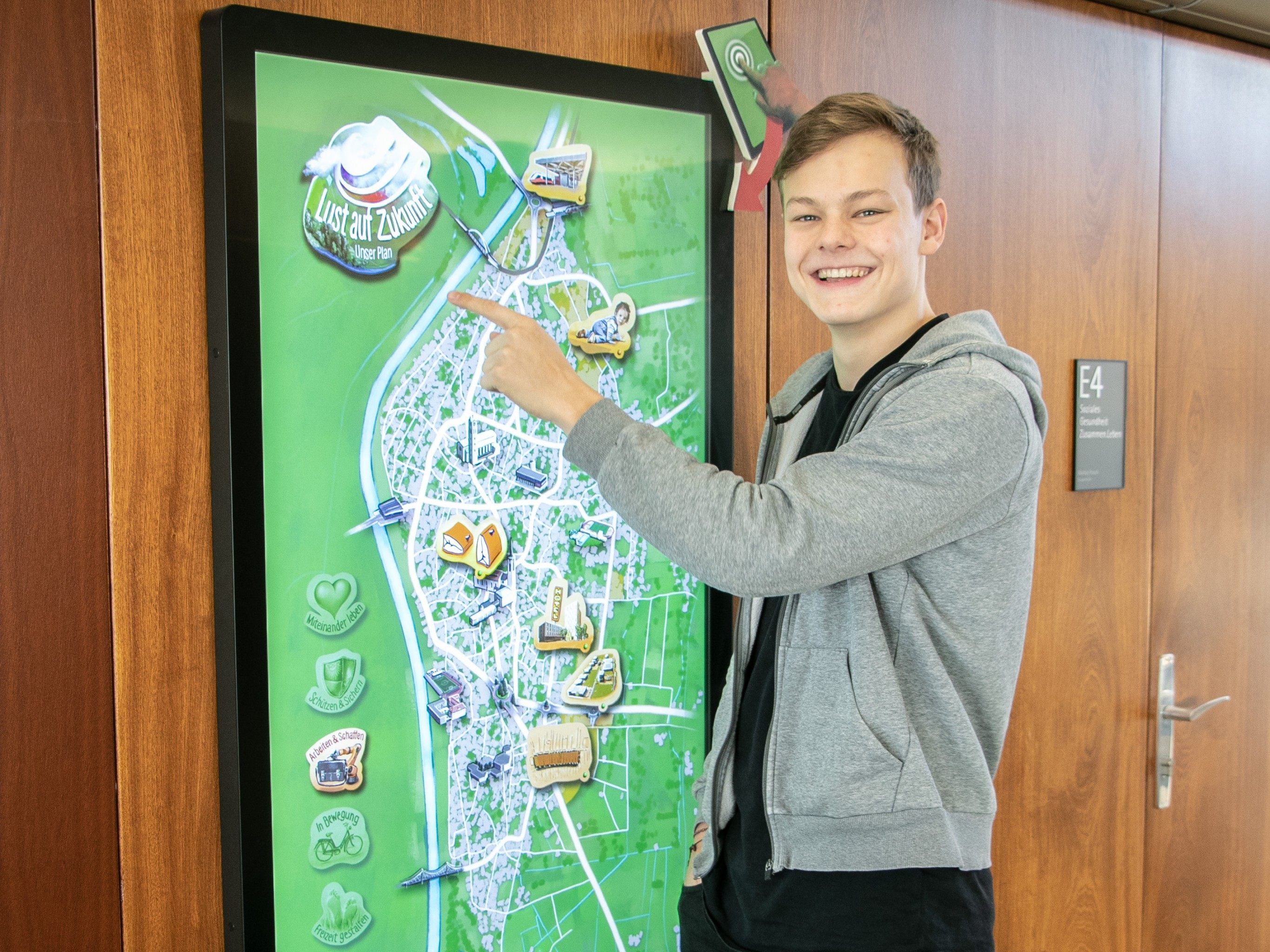 Eine illustrierte, digitale Karte gibt via Touchscreen einen Überblick über aktuelle und zukünftige Projekte und Ideen von Lustenau. Eine illustrierte, digitale Karte gibt via Touchscreen einen Überblick über aktuelle und zukünftige Projekte und Ideen von Lustenau.