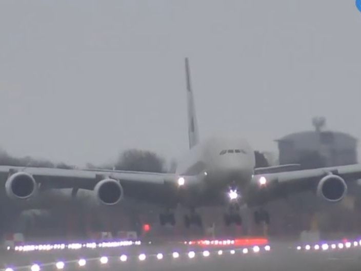 Der Sturm sorgte am Londoner Flughafen für eine riskante Situation.