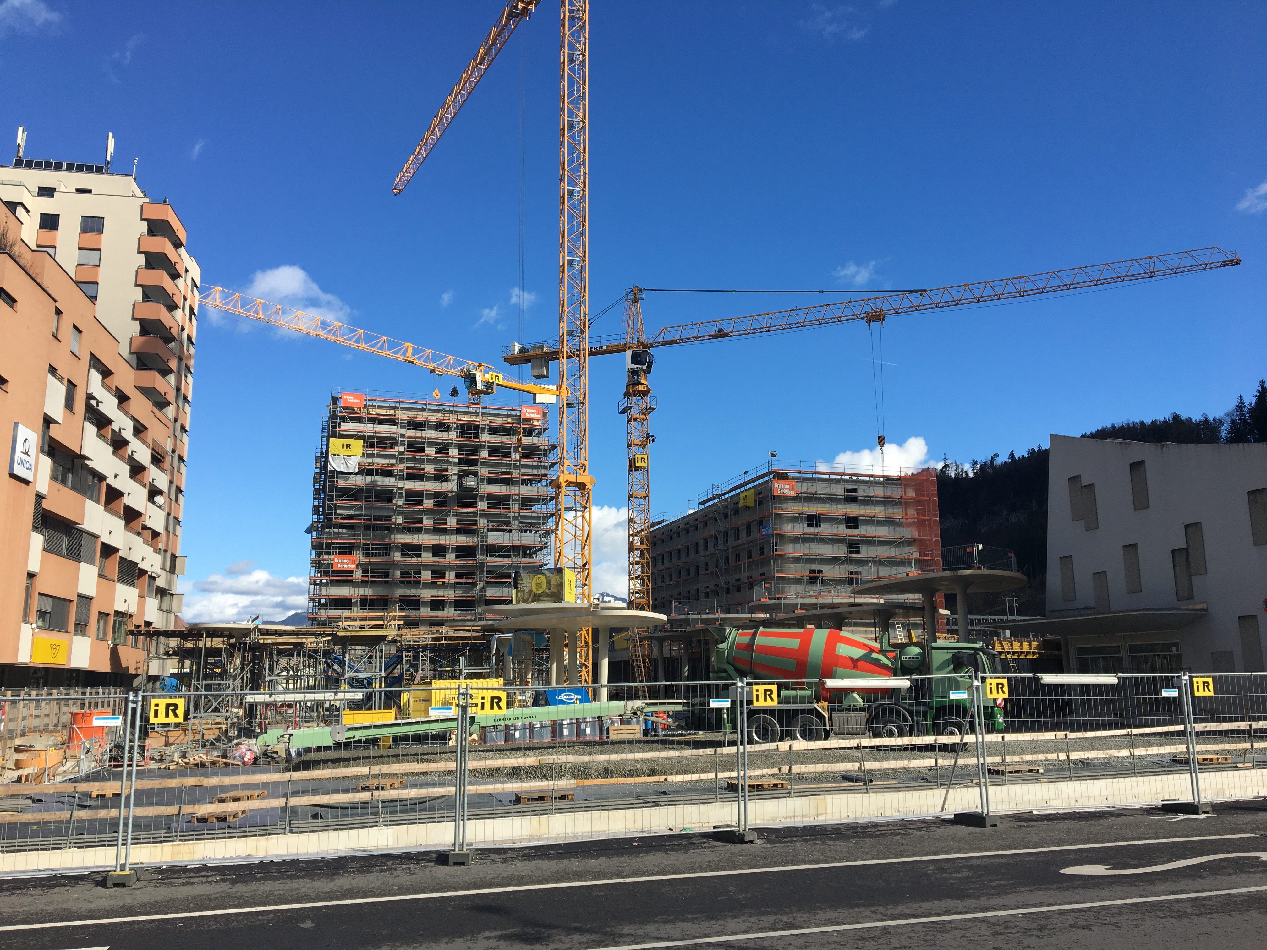 Bahnhofcity mit zwei der Neubauten: links eines der Wohn- und Geschäftshäuser, rechts das künftige Hotel und Geschäftshaus. Bahnhofcity mit zwei der Neubauten: links eines der Wohn- und Geschäftshäuser, rechts das künftige Hotel und Geschäftshaus.
