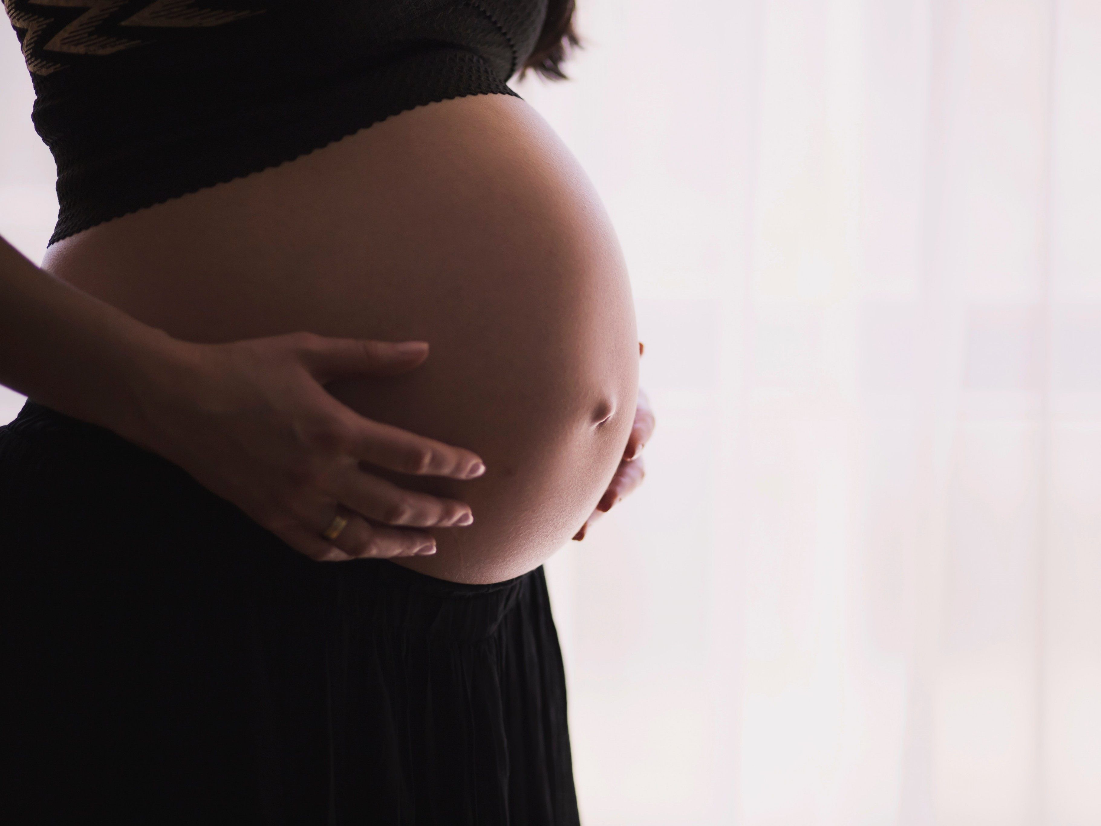 Coronavirus: Mütter können Virus auf Babys übertragen