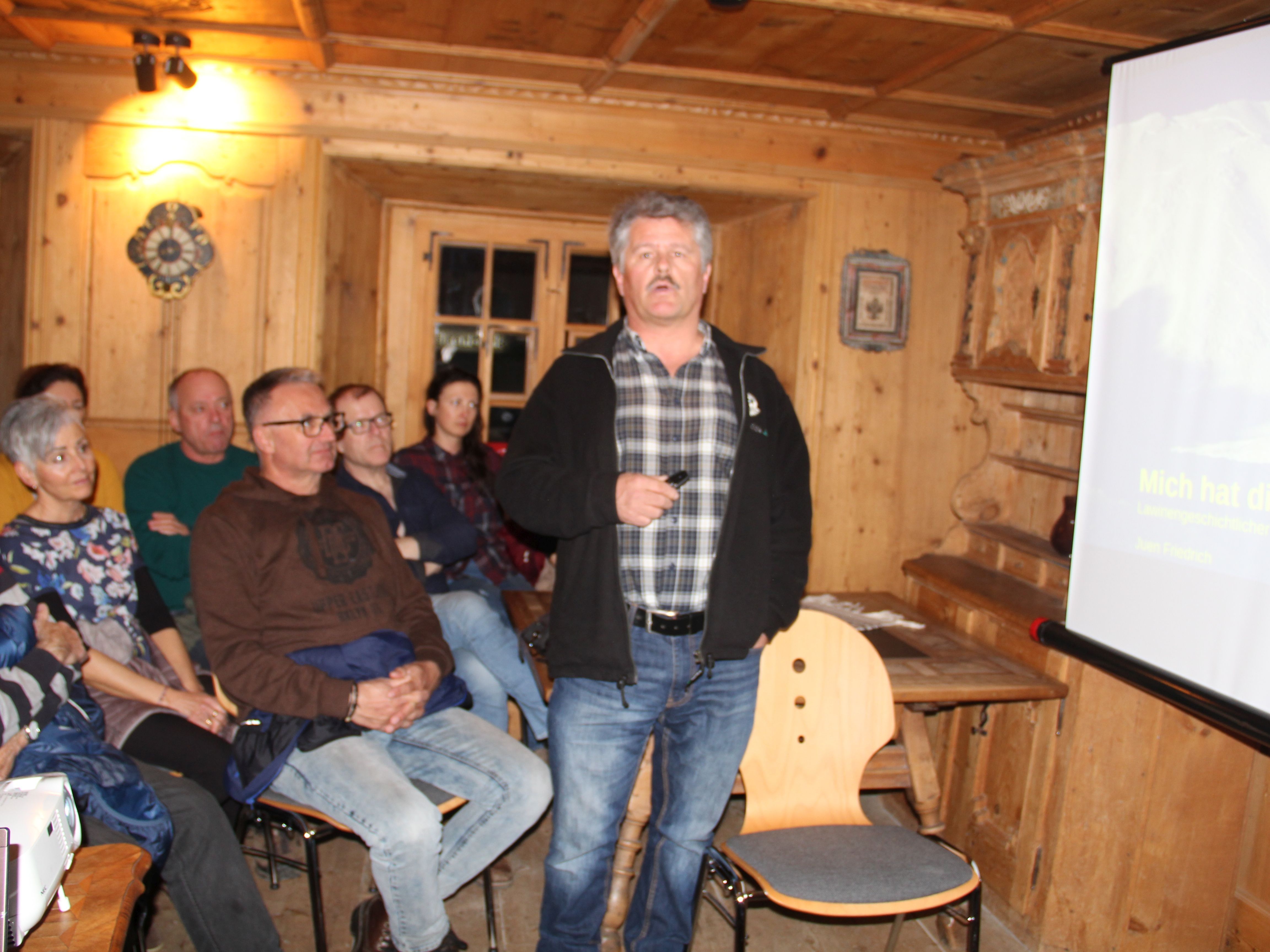 Fasziniert lauschten die Besucher den Ausführungen des Heimatforschers Friedrich Juen im Heimatmuseum in Schruns.