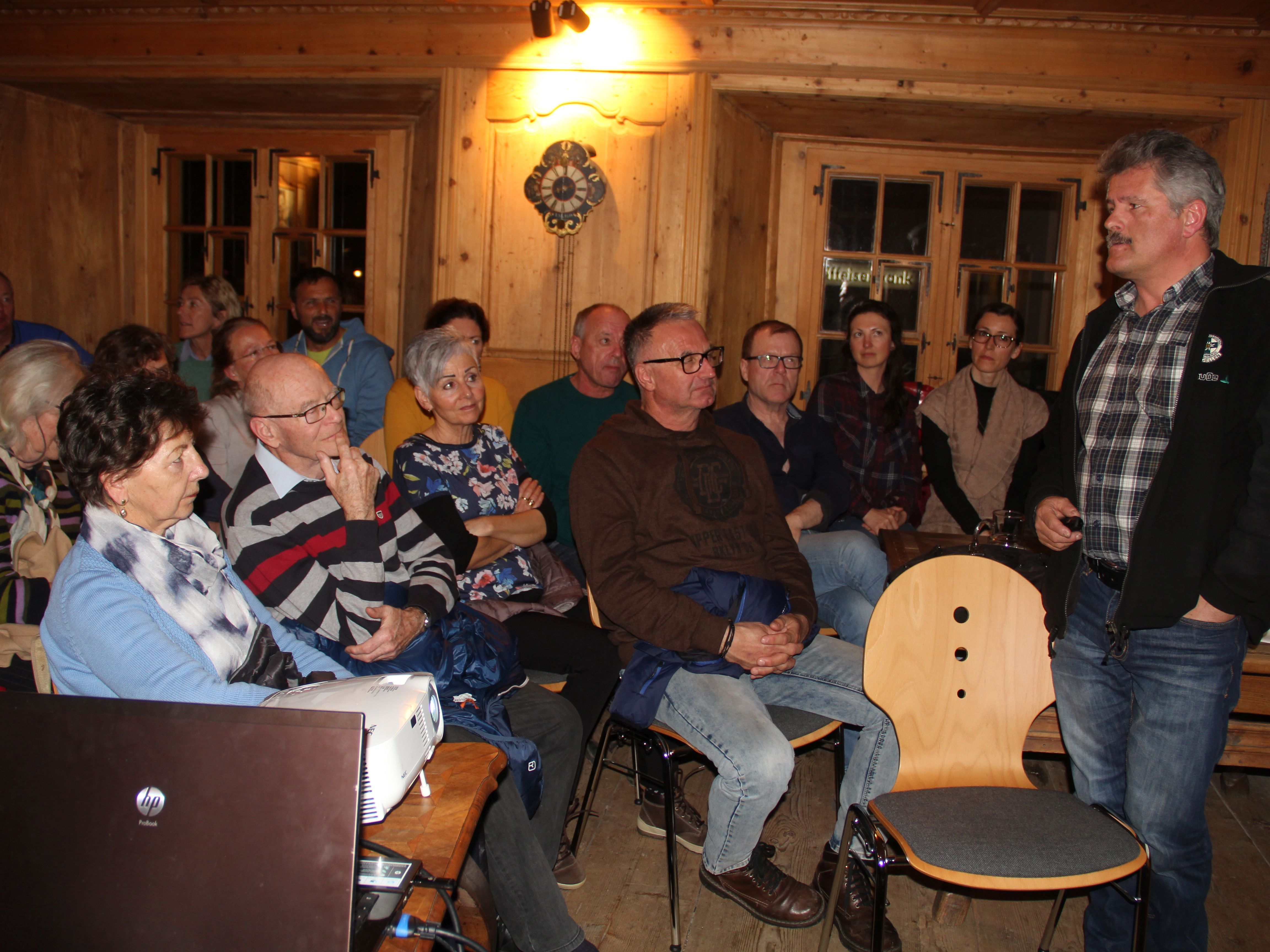 Fasziniert lauschten die Besucher den Ausführungen des Heimatforschers Friedrich Juen im Heimatmuseum in Schruns. Fasziniert lauschten die Besucher den Ausführungen des Heimatforschers Friedrich Juen im Heimatmuseum in Schruns.