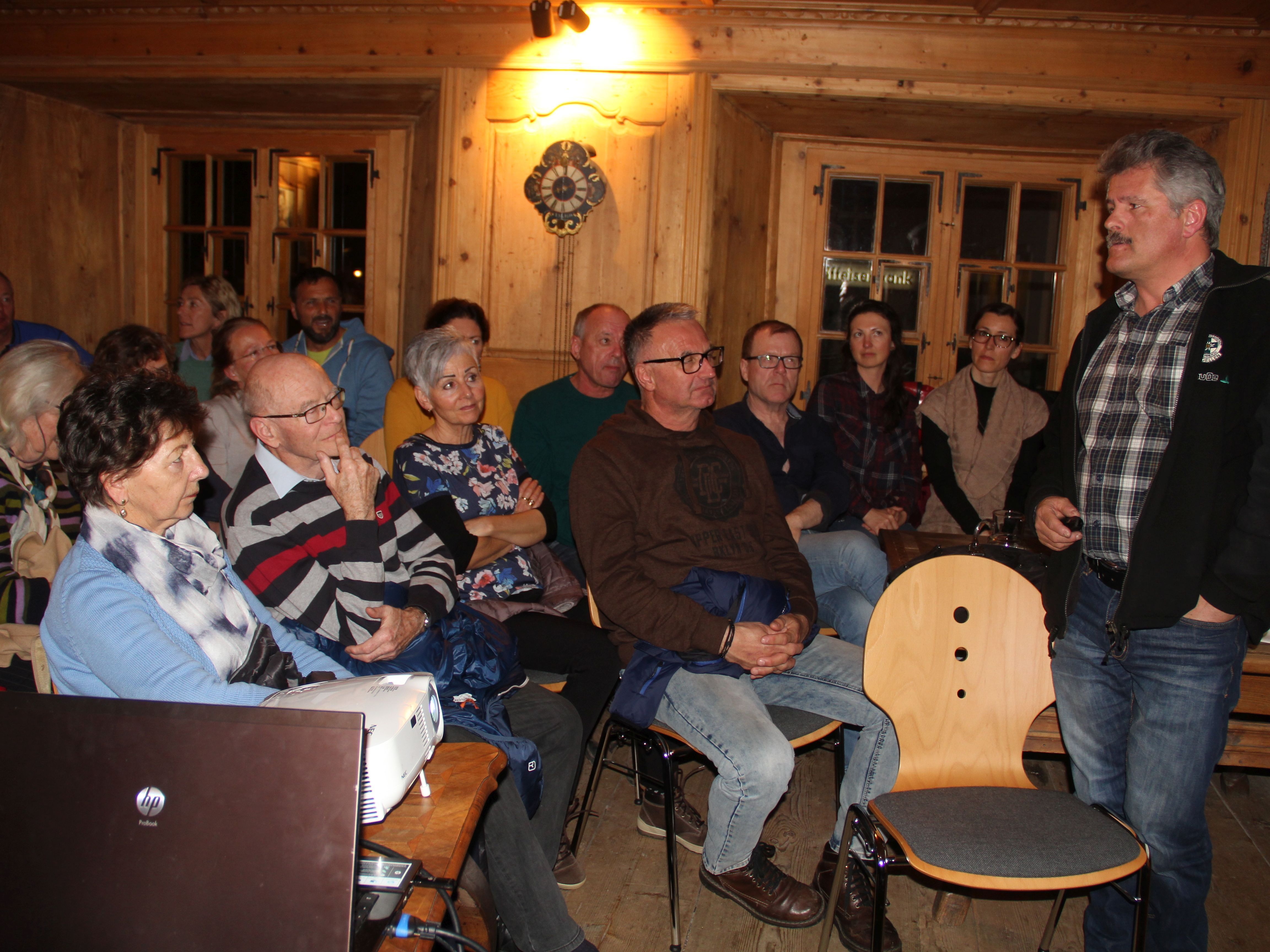 Fasziniert lauschten die Besucher den Ausführungen des Heimatforschers Friedrich Juen im Heimatmuseum in Schruns.